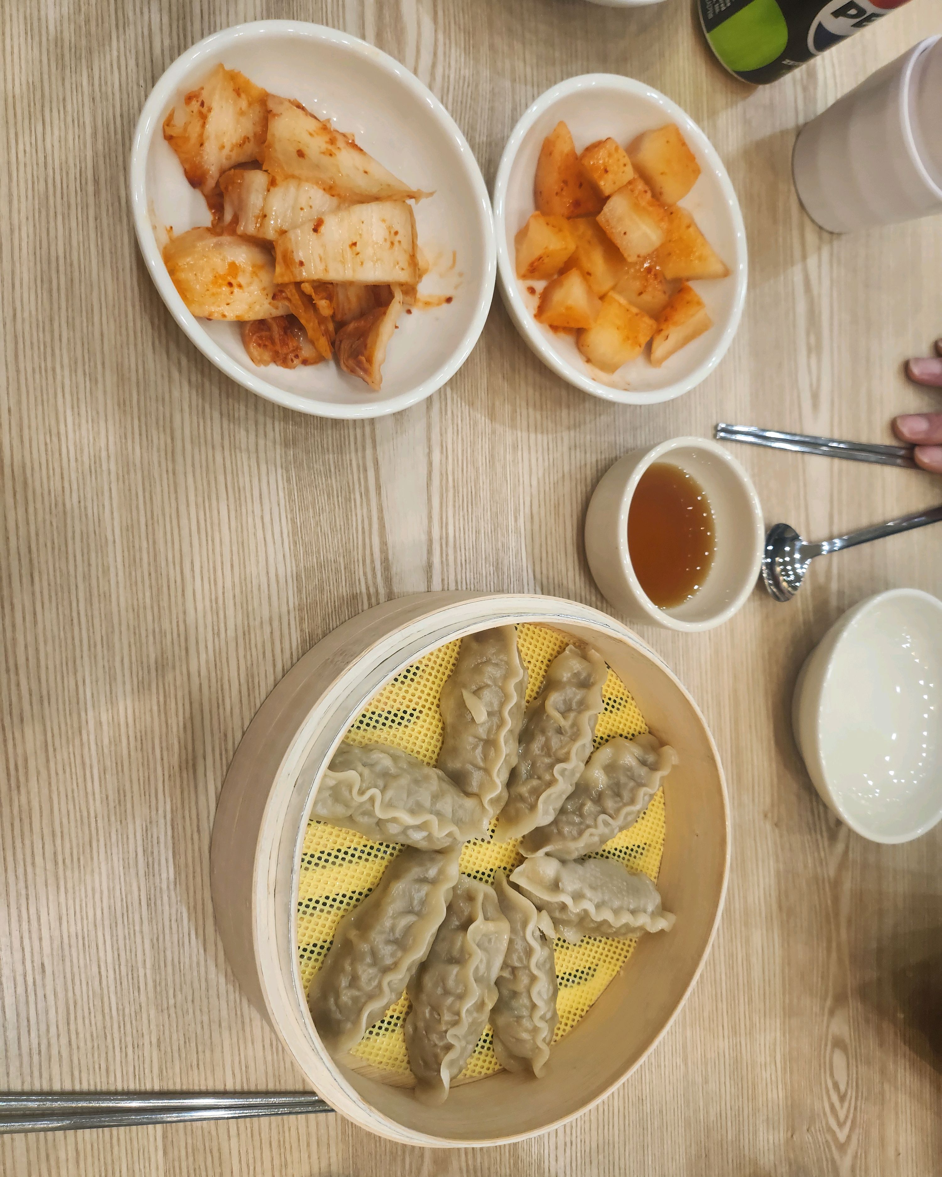 첫방문인데인테리어도깔끔하고 직원분도친절하시고 맛도굿! - 아바이마을 맛집 한촌설렁탕 속초조양점