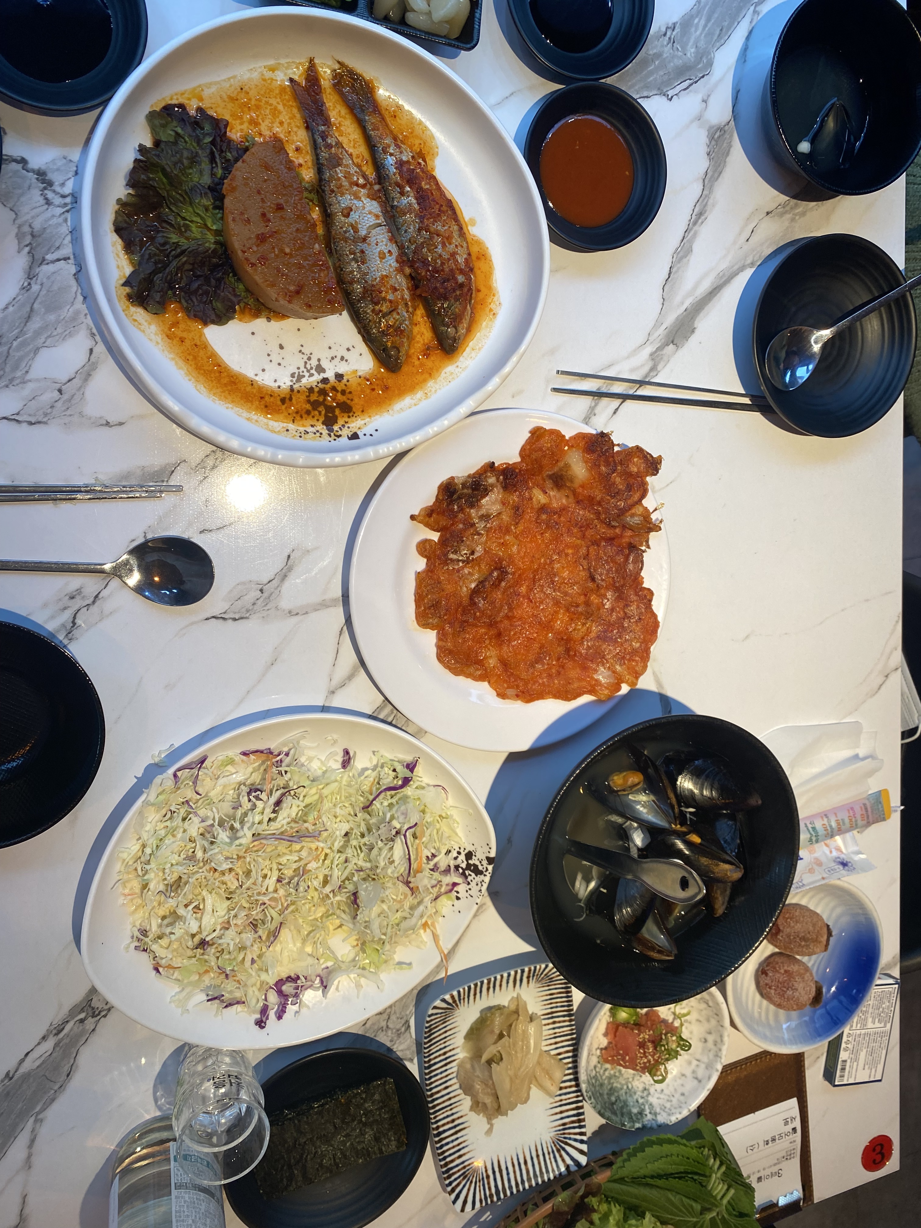 밑반찬이 많아서 너무 좋아요ㅜㅜ 같은 동네에 있는 다른 횟집 상위호환이라 이제 거기 안 가