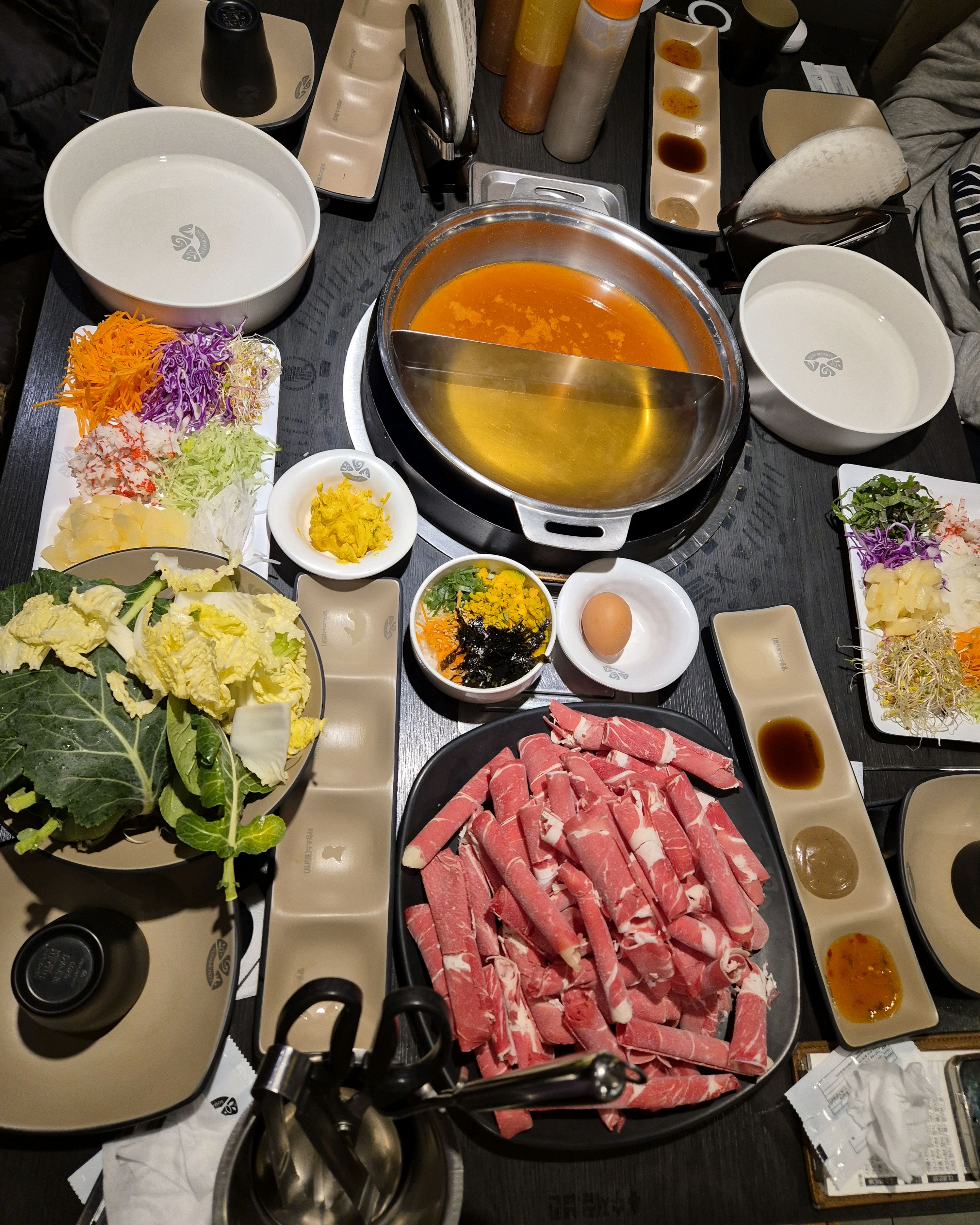 오랜만의 가족외식. 집에서 좀 먼 거리지만 샐러드바가 신선한 채소들로 잘 되어있고, 육수가