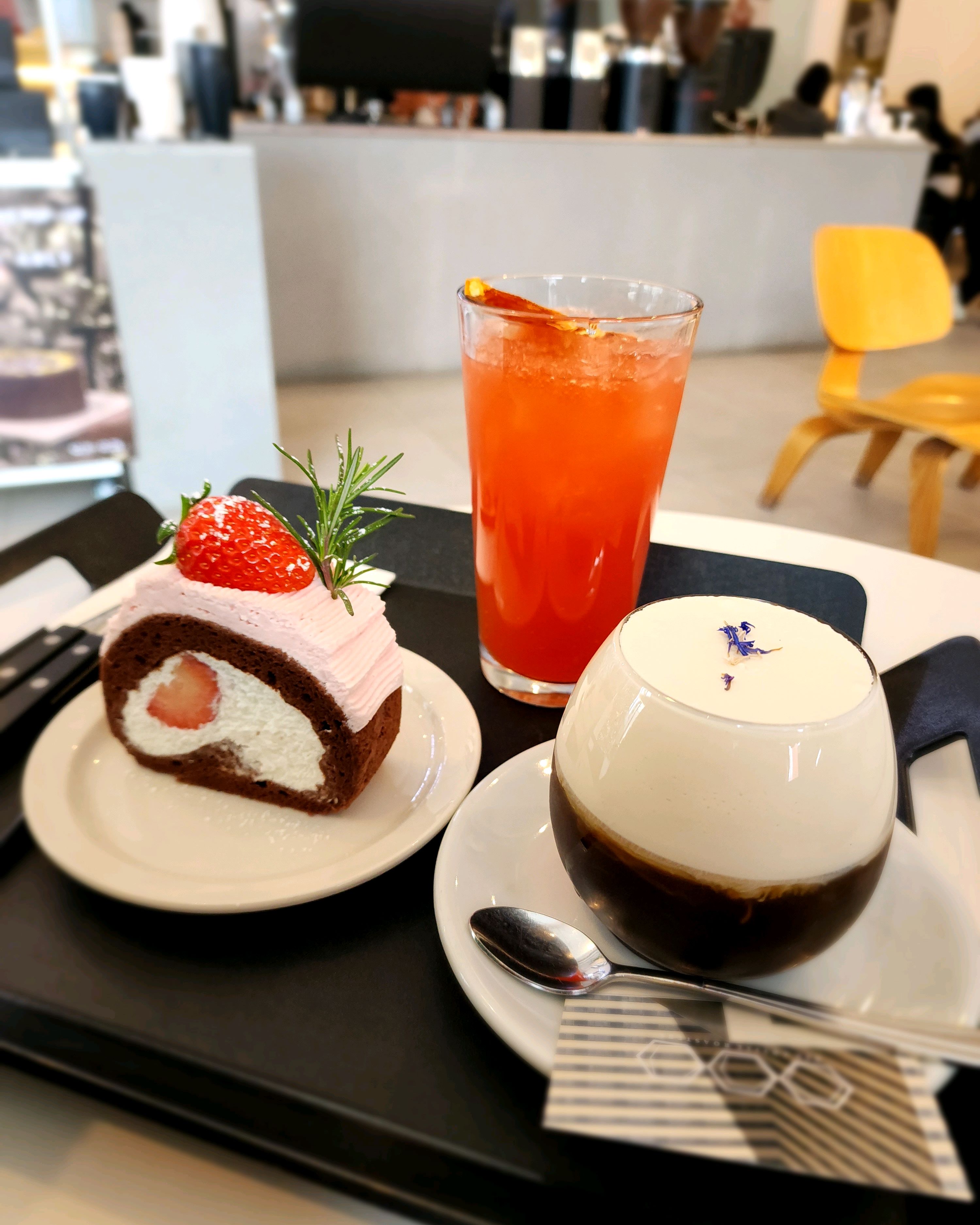 딸기초코롤/ 자몽에이드/ 베르가못슈페너(D)/ - 불당동 맛집 헥스커피로스터스쇼룸
