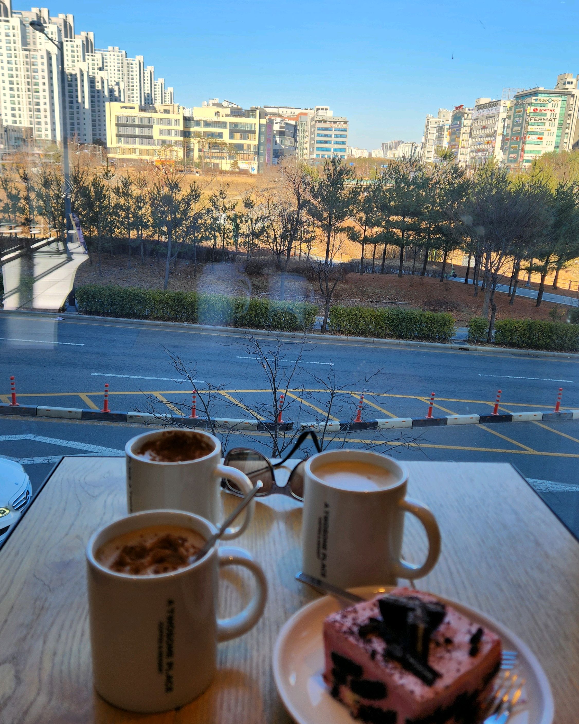 공간이 넓고 아늑한 느낌에 커피도 맛보고 대화도 나눈 너무 편안한 공감이였어요 - 불당동 맛집 투썸플레이스 천안신불당파크점
