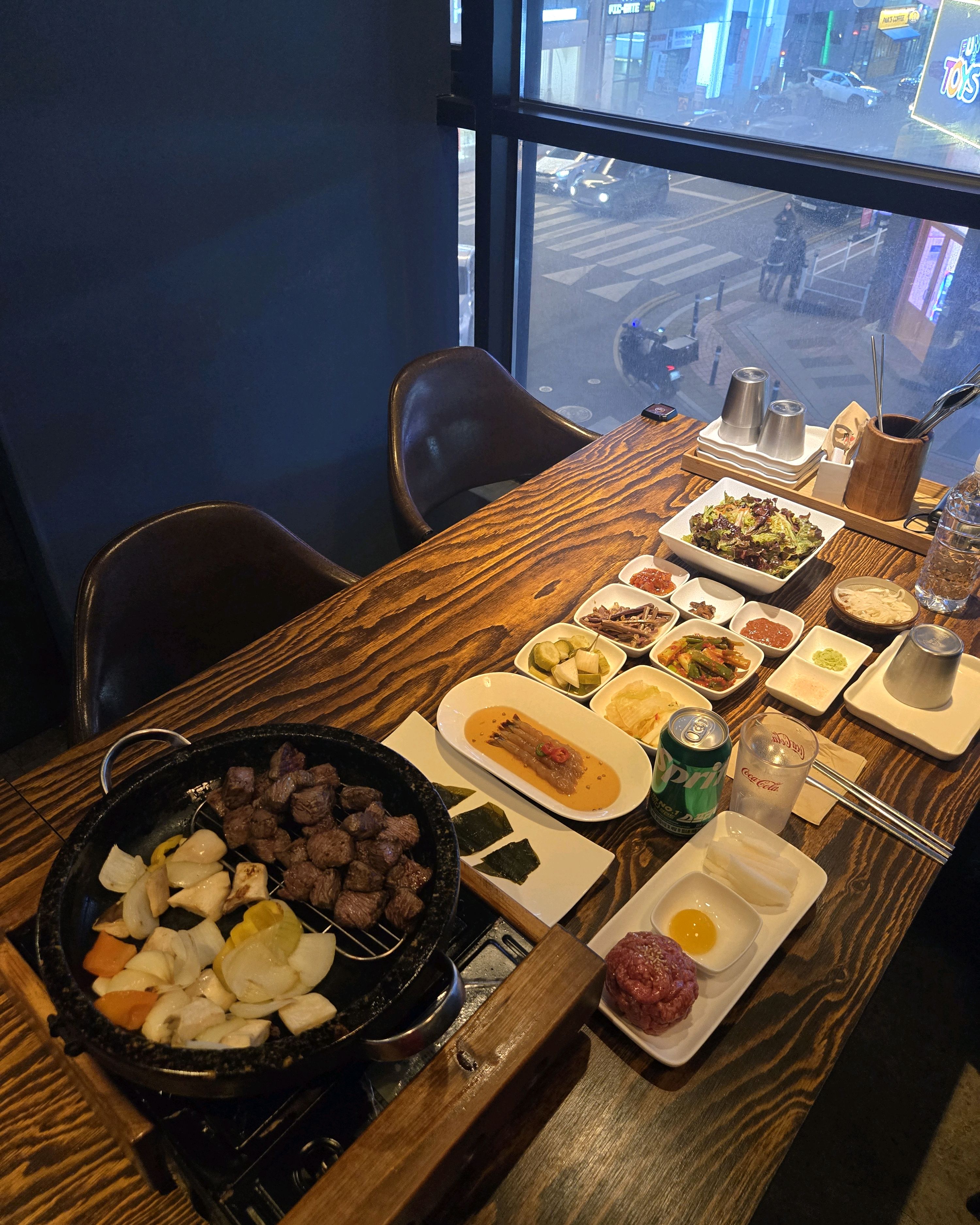 소고기 질이 진짜 남다릅니다. 육즙이 터진다는게 이런거구나를 깨달았습니다. 맛도 질도 식감