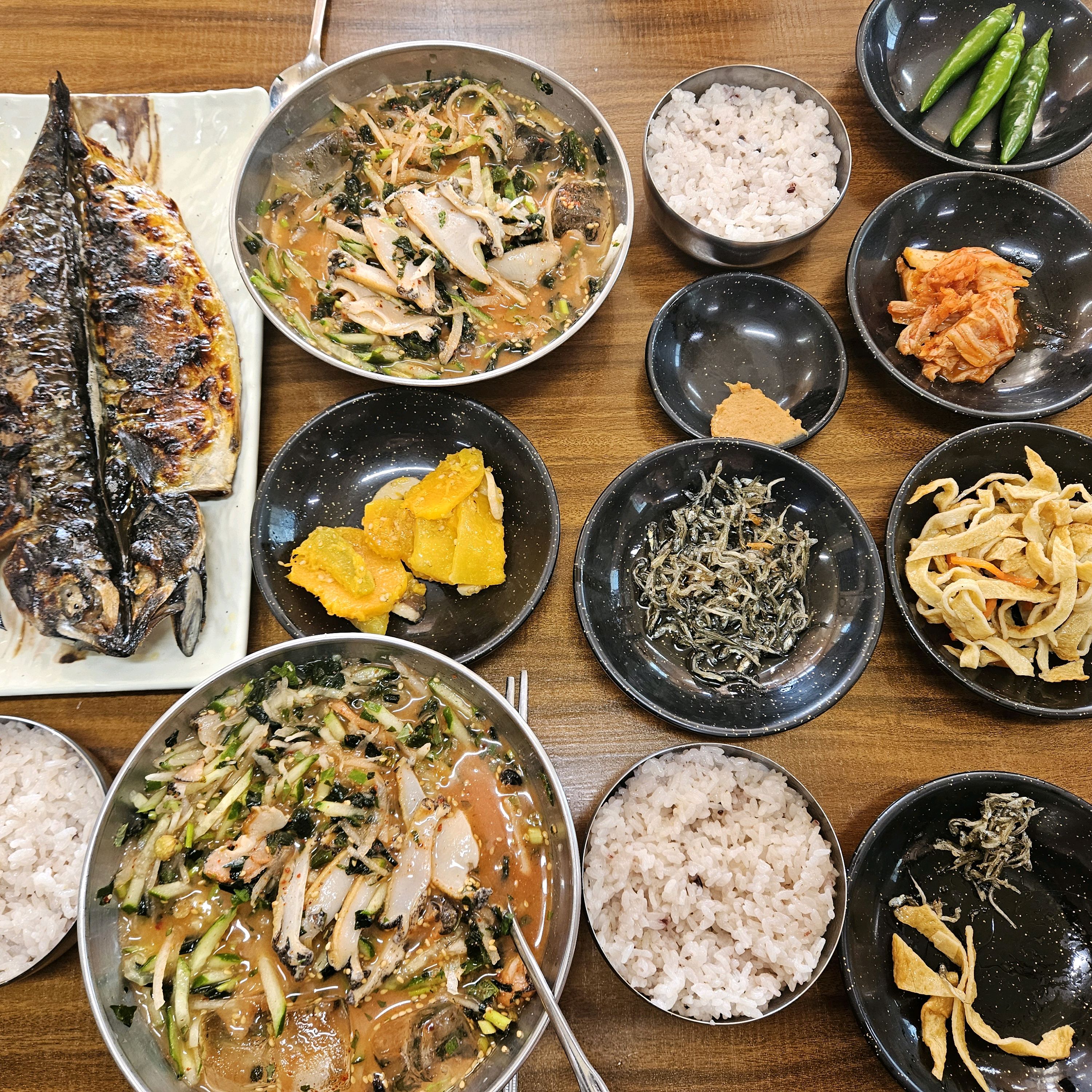 아이는 고등어 주고 저희 부부는 물회 먹었어요. 9년 전 남편이랑 처음 왔었고, 이젠 애들