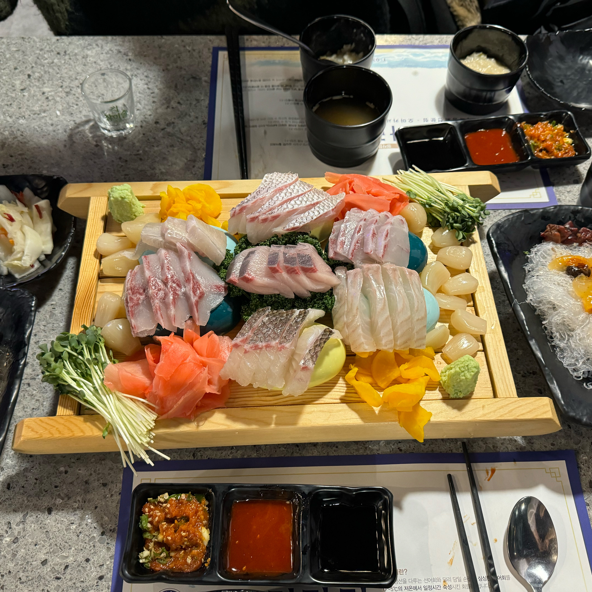 회가 너무 싱싱하고 맛있어요!!! 무한리필인데 회가 두툼하고 진짜 맛있오요!! 같이 나오는
