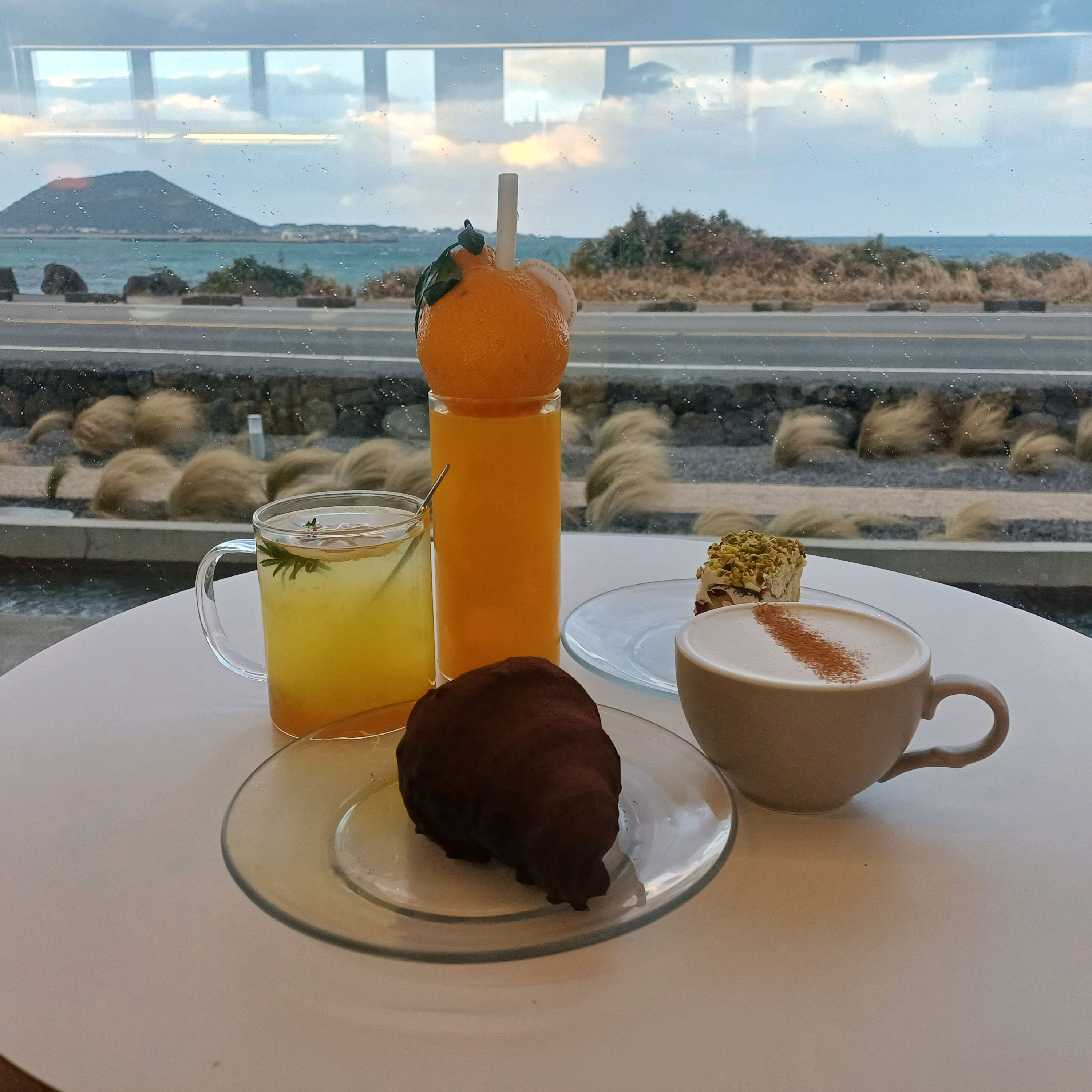 숙소 근처 까페 들렸는데 - 제주 맛집 오른