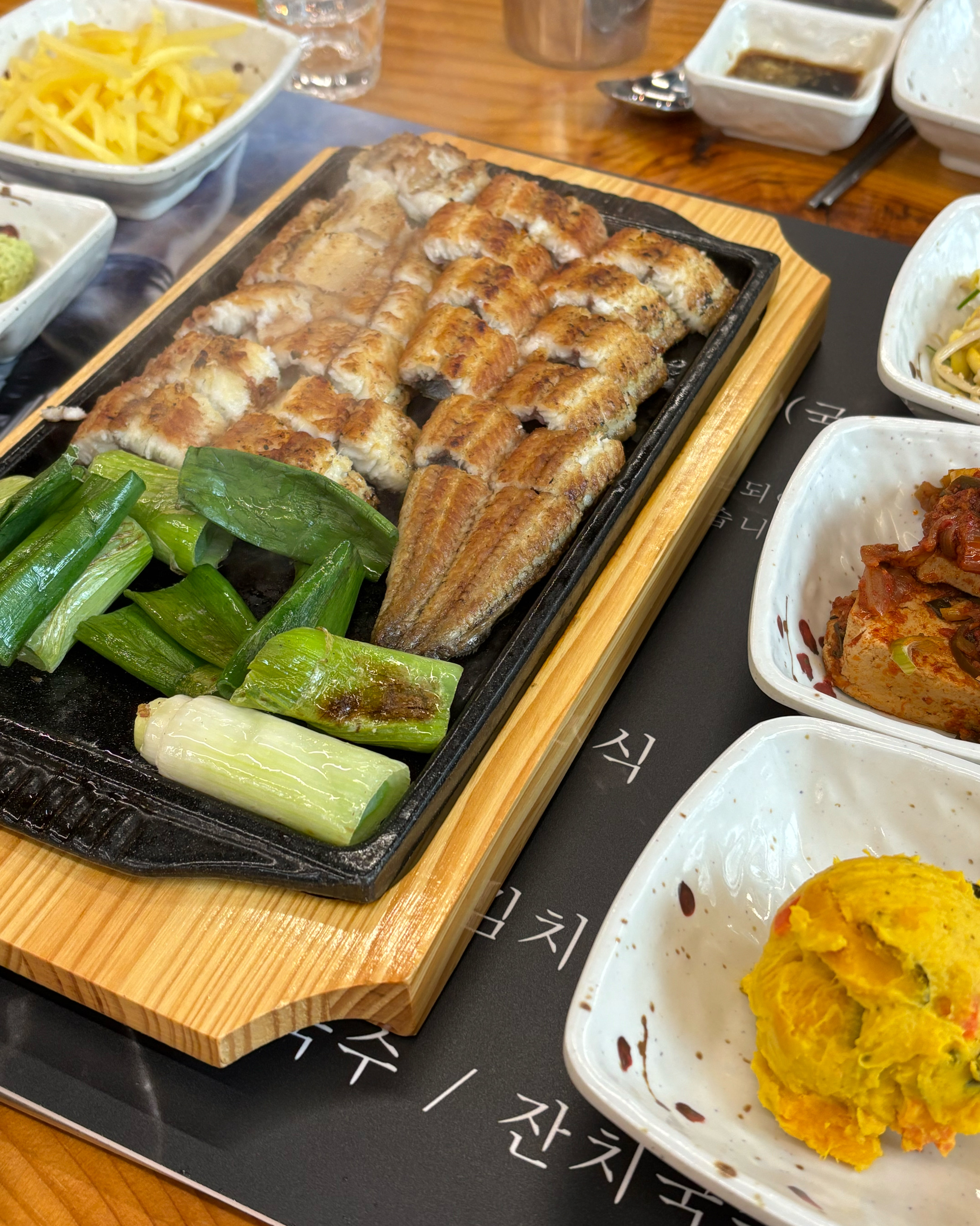 항상 장어구이만 먹었었는데 점심에 다양한 반찬과 장어구이 같이 먹을 수 있어 좋습니다 음식