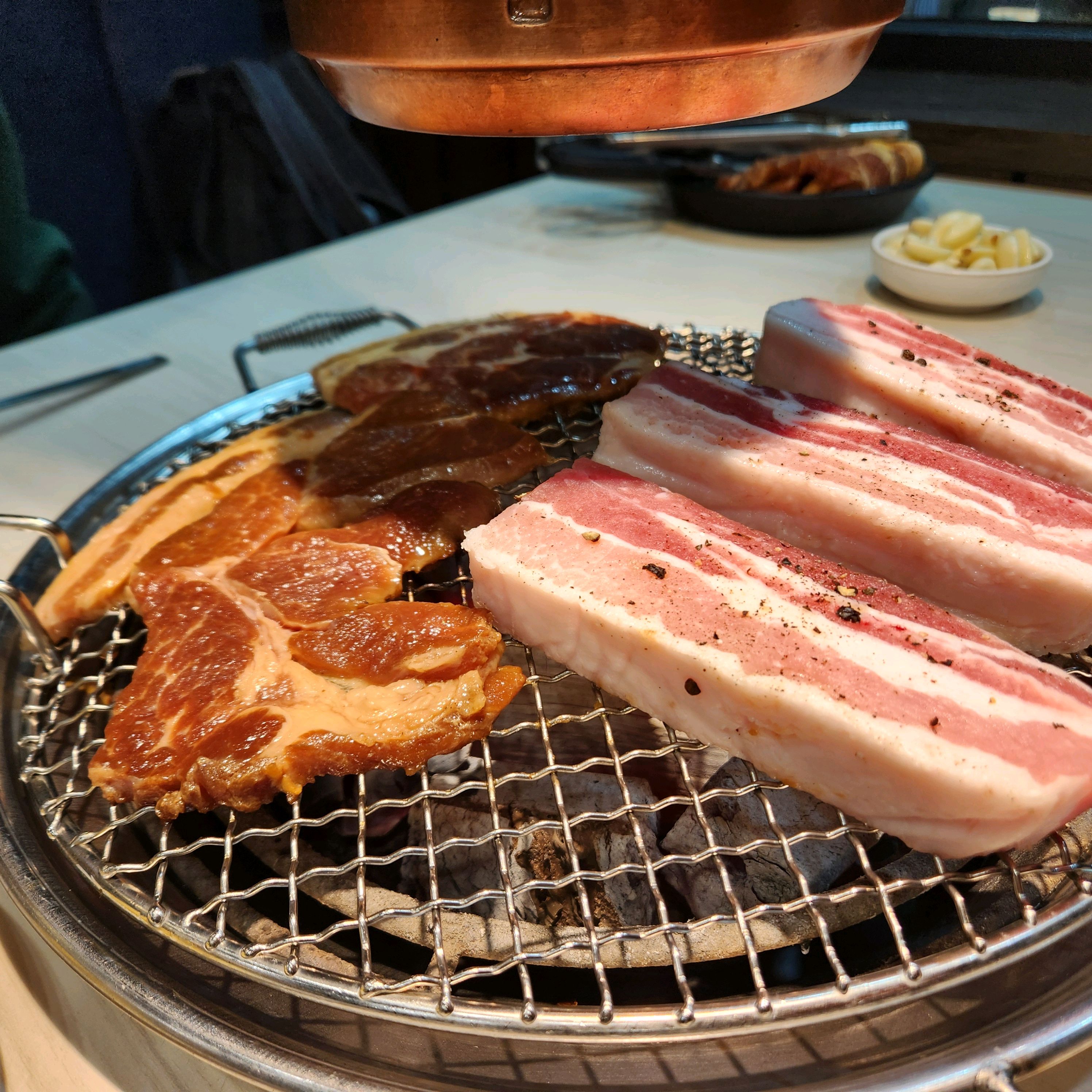 사장님과 직원분들이 친절하고 좋아요~!! 첨 갔는데 무척 만족스러웠습니다 특히 갈비가 부드