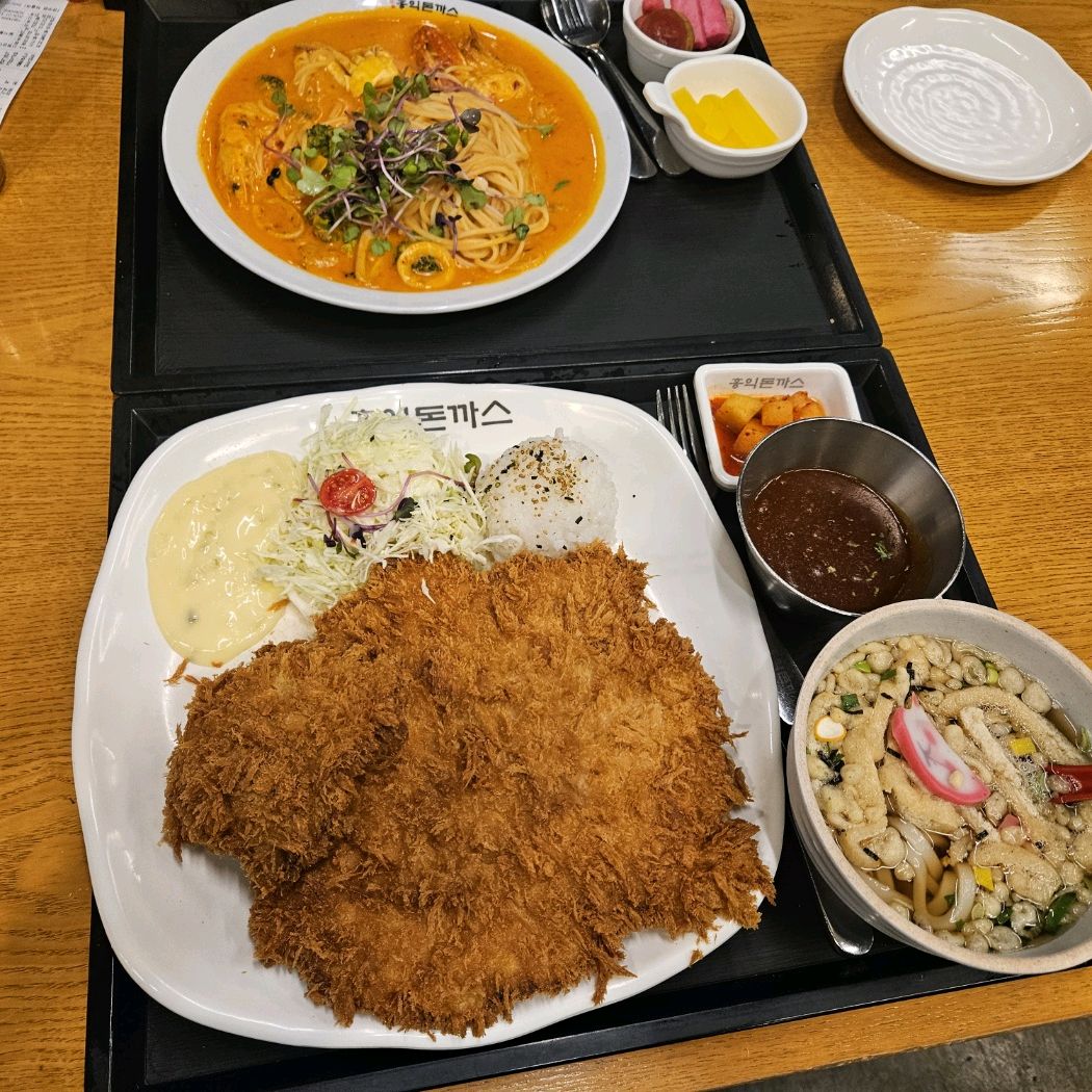 로제파스타랑 돈가스정식에 매콤소스로 변경해서 먹었어요~양이 많아서 좀 남겼네요^^ - 월광수변공원 맛집 홍익돈까스 대구수변공원점