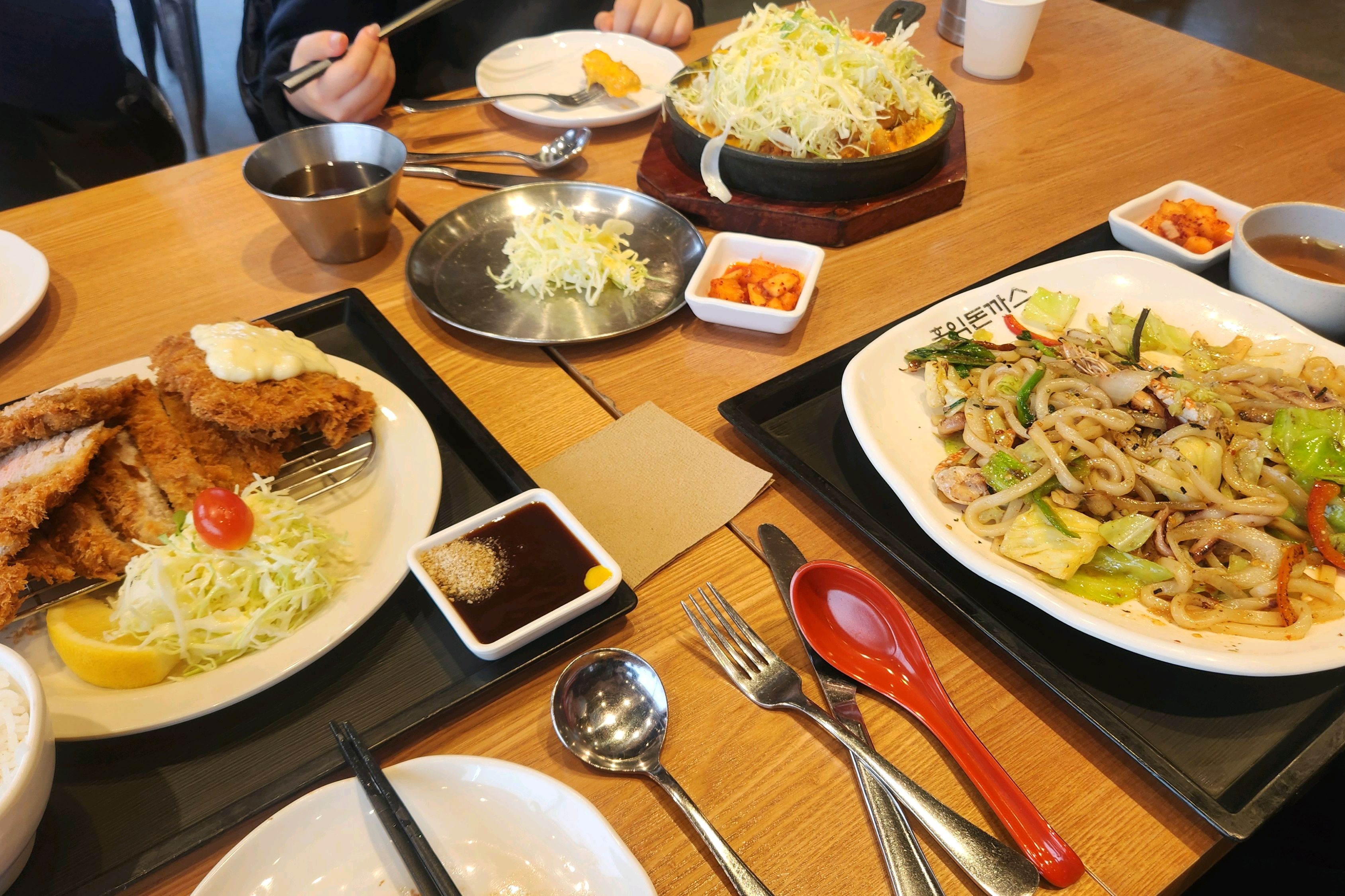 양 푸짐하고 주문한 메뉴들 다 맛있어요 - 군산 수송동 맛집 홍익돈까스 군산점