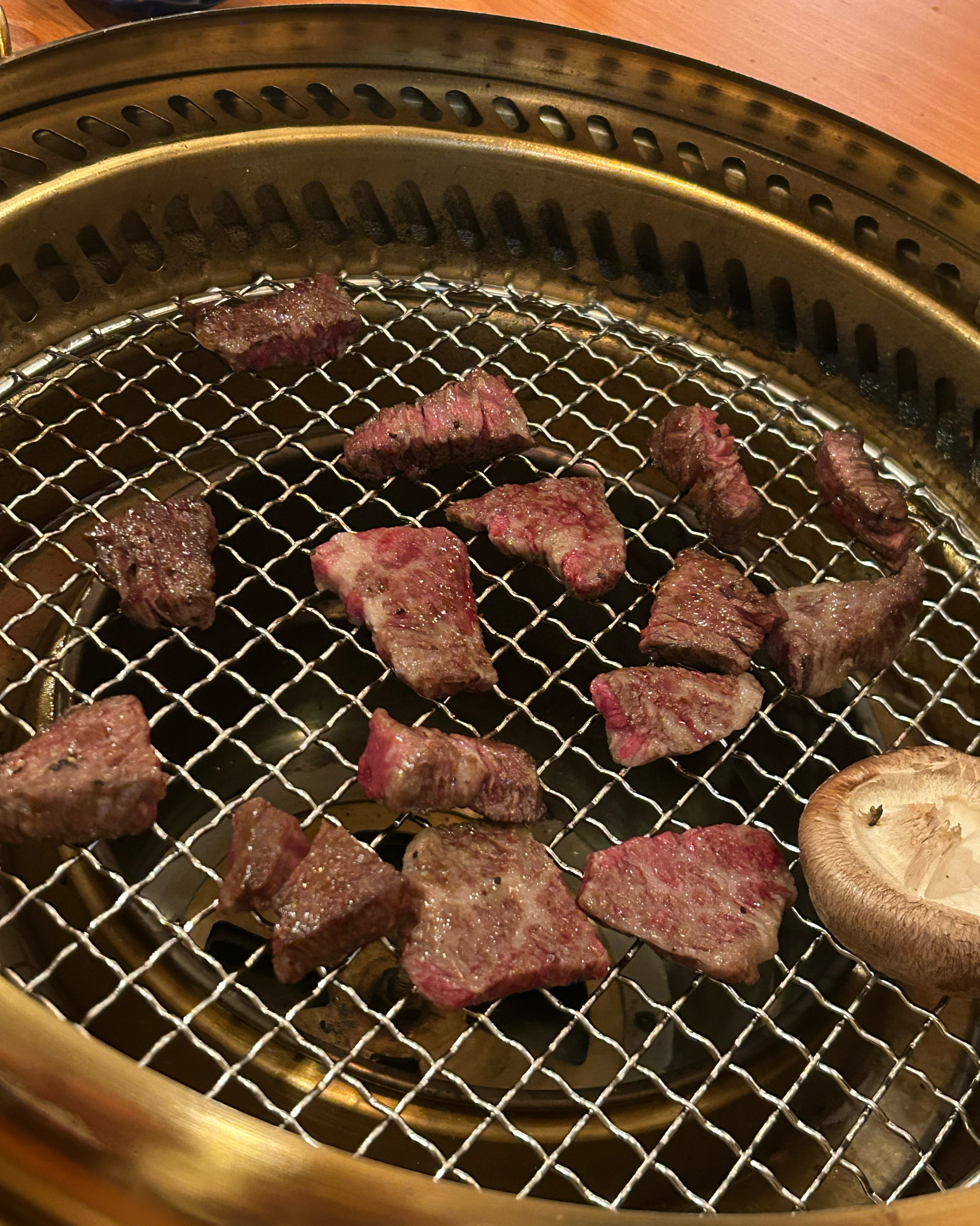 고기 신선하고 맛있었어요. 서비스로 주신 육회도 맛있었습니다 ! 분위기 좋아서 연인이나