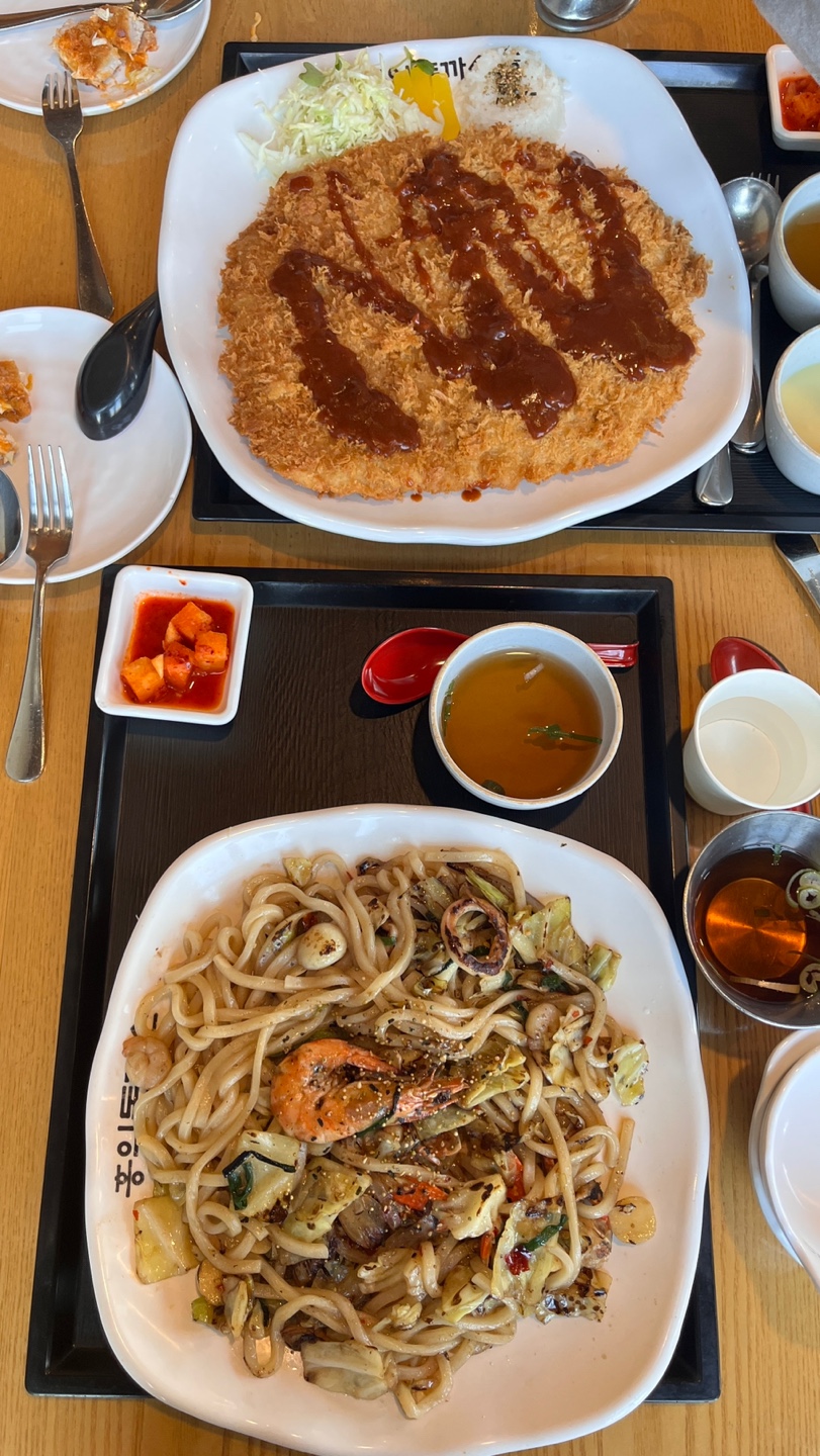 아이들 방학이라 같이 왔는데 - 대구 반야월 맛집 홍익돈까스 대구반야월점