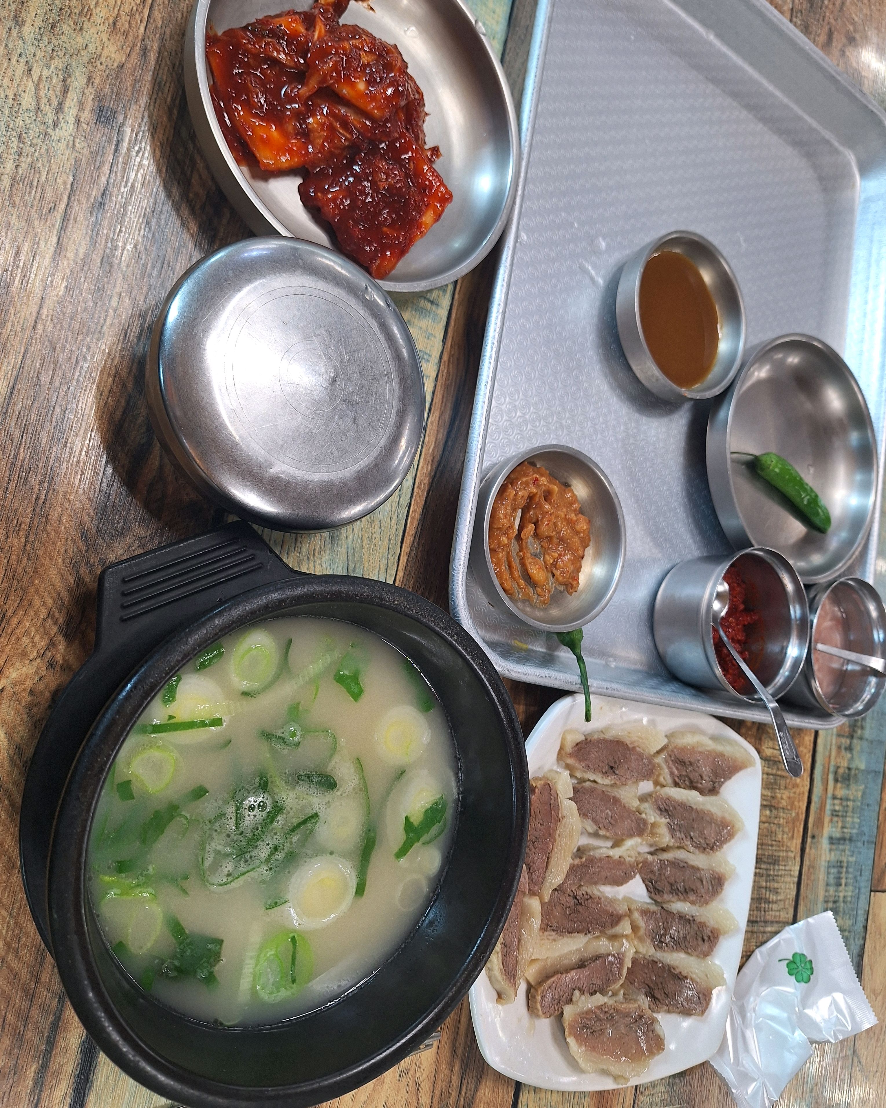 (상추랑 깍두기는 원래 주는데 필자가 불호라서 안 받은 거) - 대구 맛집 시골돼지국밥