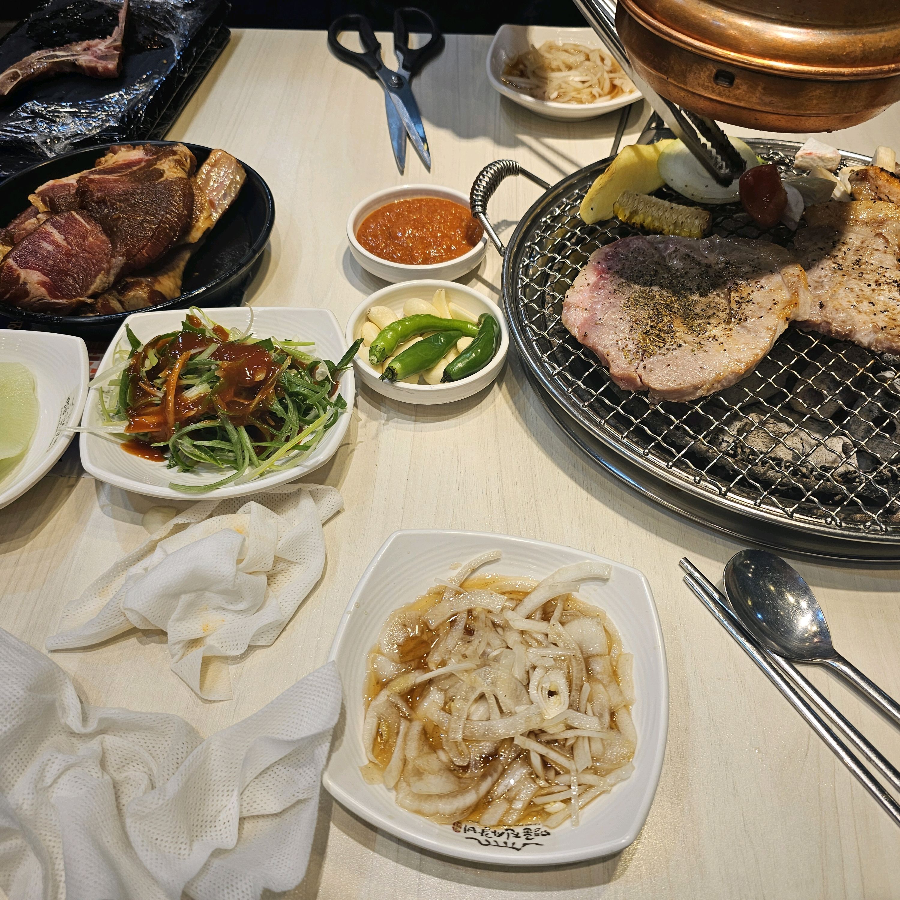 쿠폰쓰는날 사람많을까바 걱정햇는데 여유잇게 먹을수잇어서 좋앗어요 사장님도 친절하시구 고기두