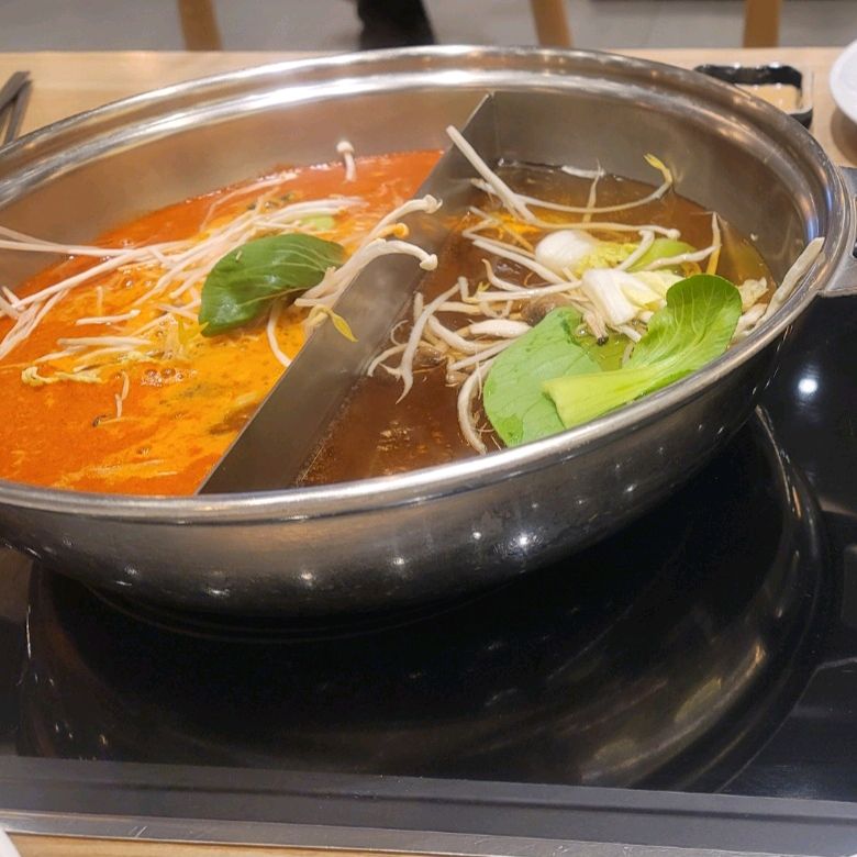 고기 무제한이고 인테리어가 고급스러워서 좋은데... 검은 고무장갑으로 바닥에 떨어진 야채