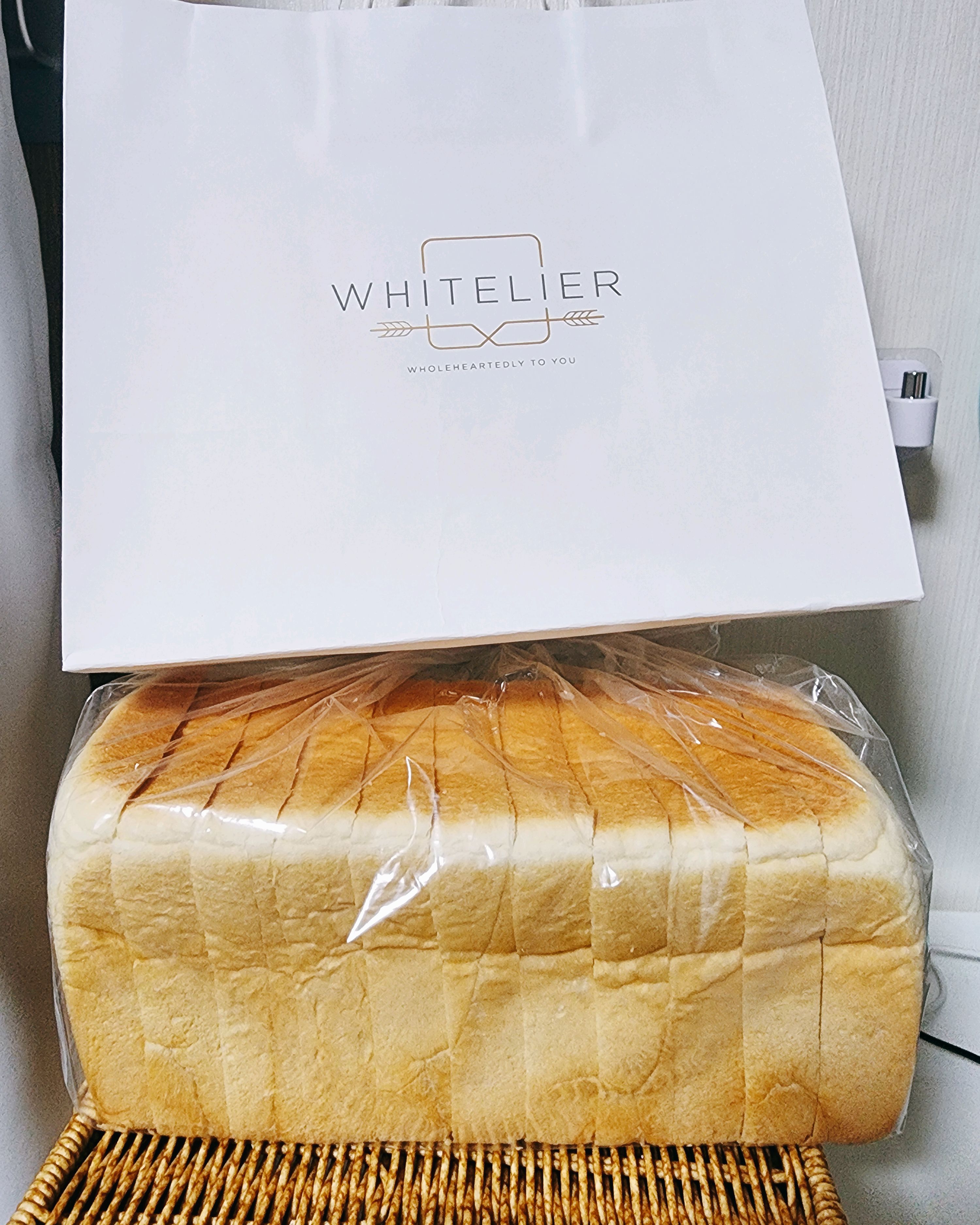 생각날때 한번씩 들러 사가는 식빵입니다. - 산본 맛집 화이트리에 산본점