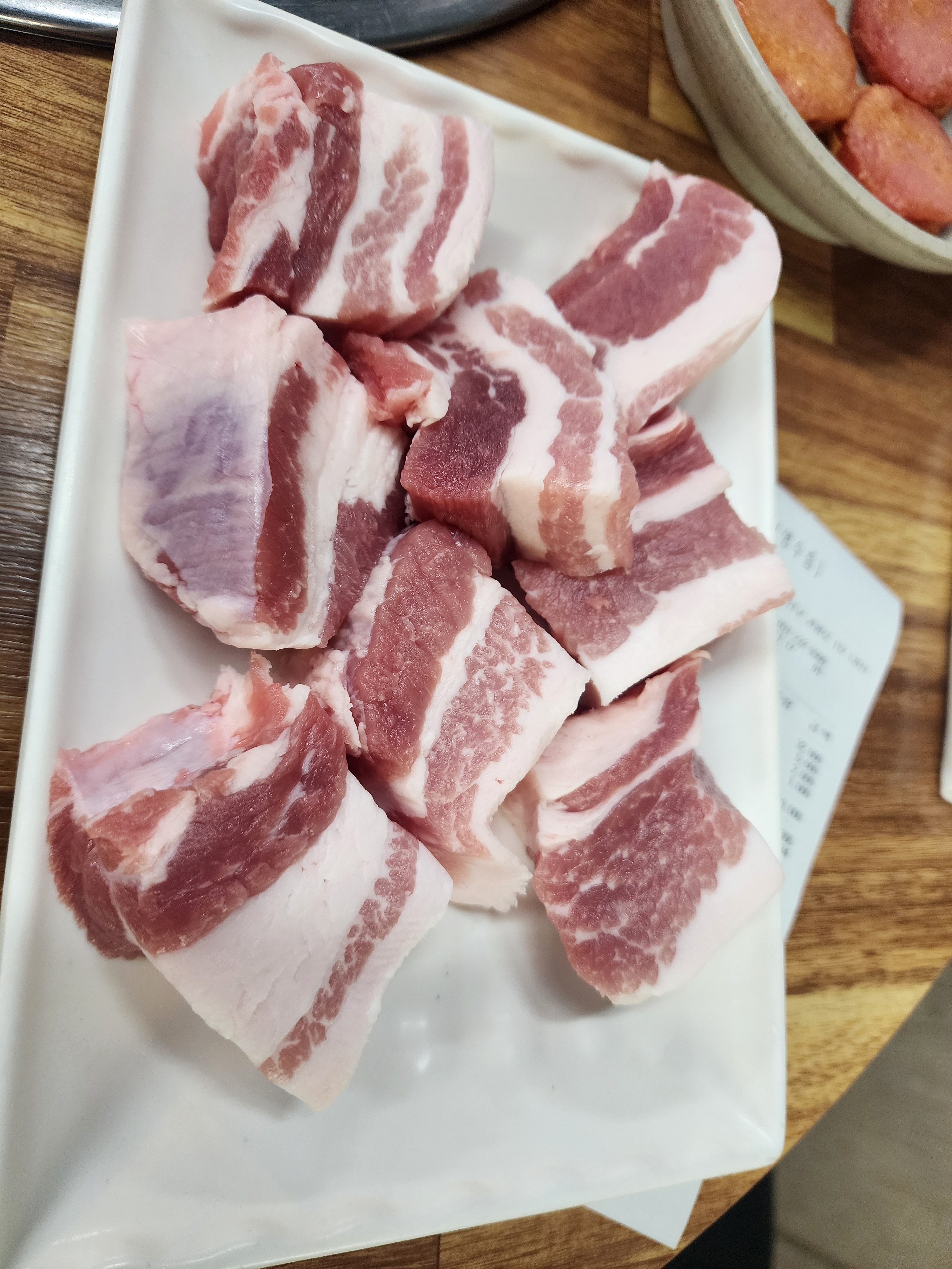 오늘은 점심부터 고기로 ㅎㅎ 삼겹이 생각 날 때는 이제 그집애만 생각나요. 흑돼지에서 벗어