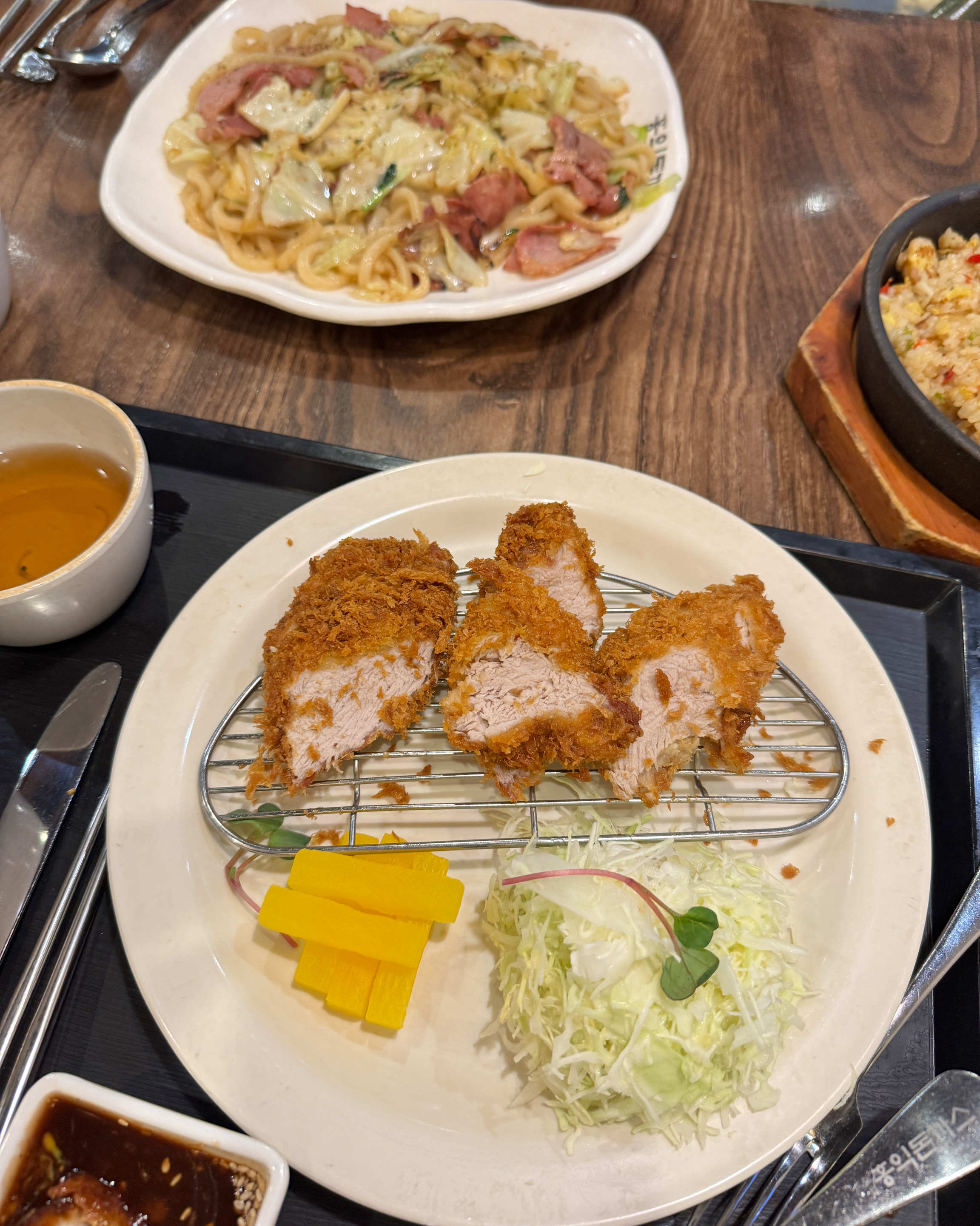 양이 많아서 가성비가 좋으나 맛은 그렇게 추천하지는 않아요. - 대구 수성구 맛집 홍익돈까스 대구황금점