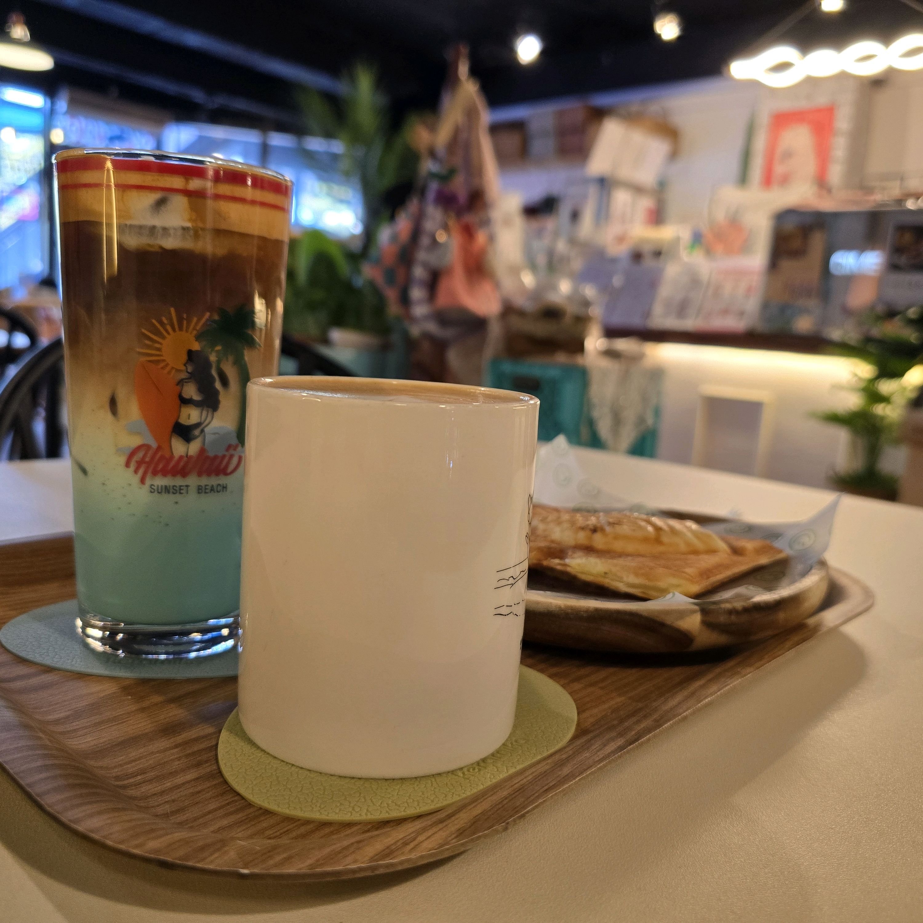 강릉 놀러와서 방문했는데 커피도 맛있고 붕어빵도 맛있어요! 구름바다샷 라떼도 이쁘고 맛있어