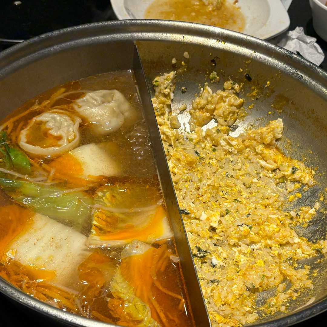 오늘도 반반육수에 고기반반 해서 야채, 월남쌈,볶음밥,후식 아이스크림 까지 맛있게 먹고 왔