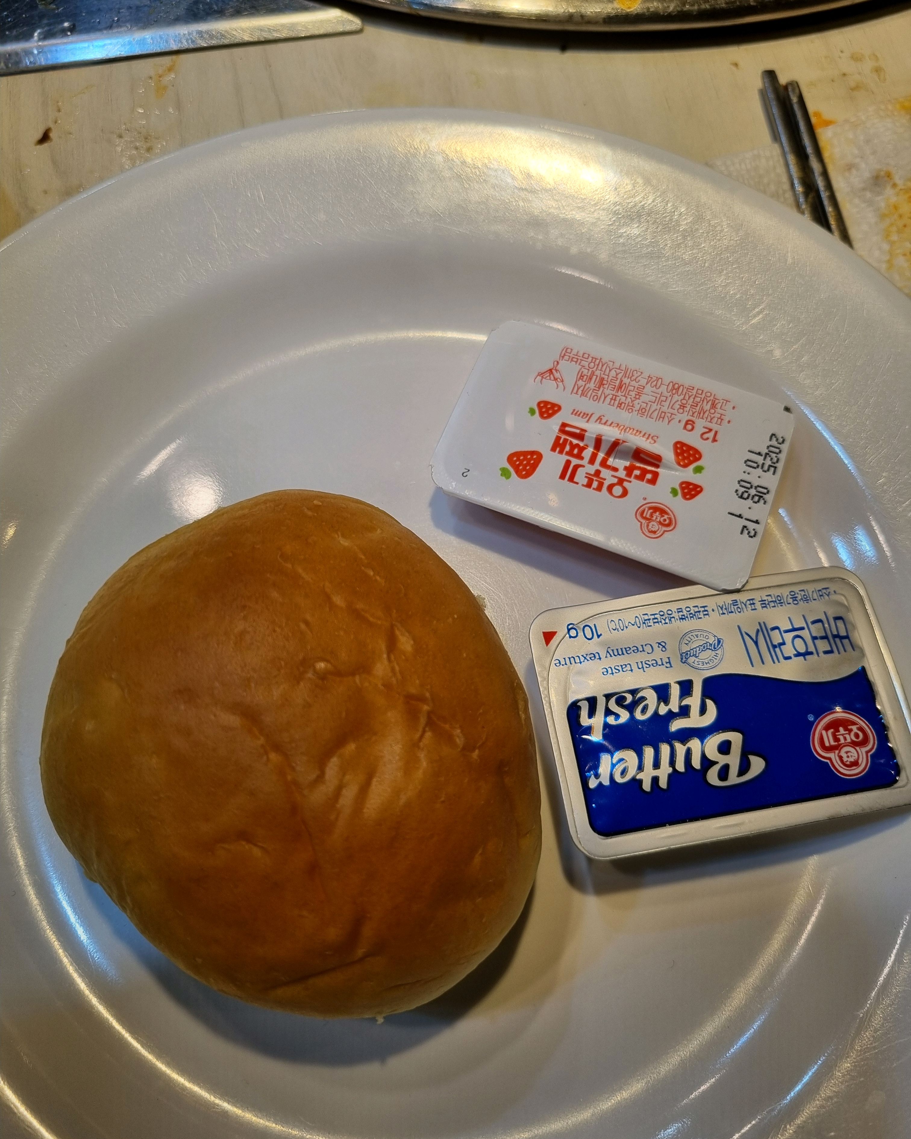 주말 저녁 남편과 단둘이 돼지갈비 맘껏 먹고 싶어서 왔어요. 돼지갈비 4인분 분량과 닭갈비