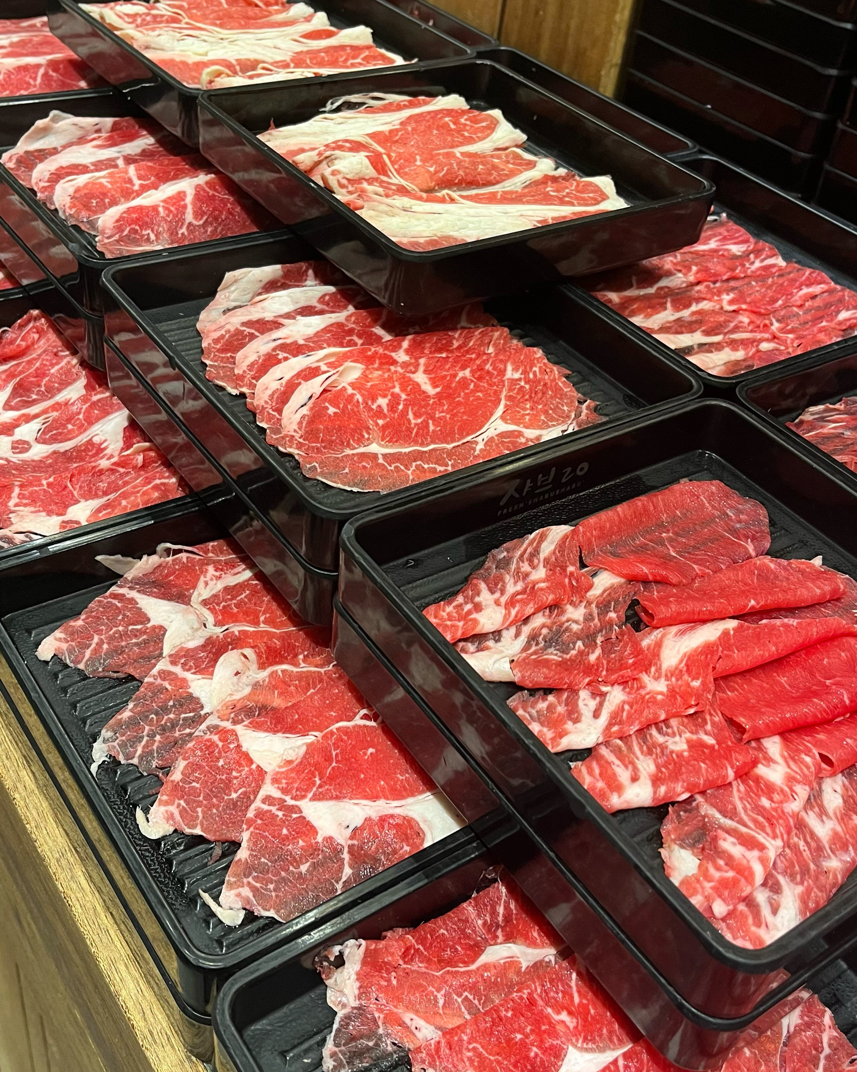 광안리가 한눈에 보여서 샤브샤브가 더 맛있는거 같아요 ㅎㅎ 음식 종류도 많고 신선해서 맛있
