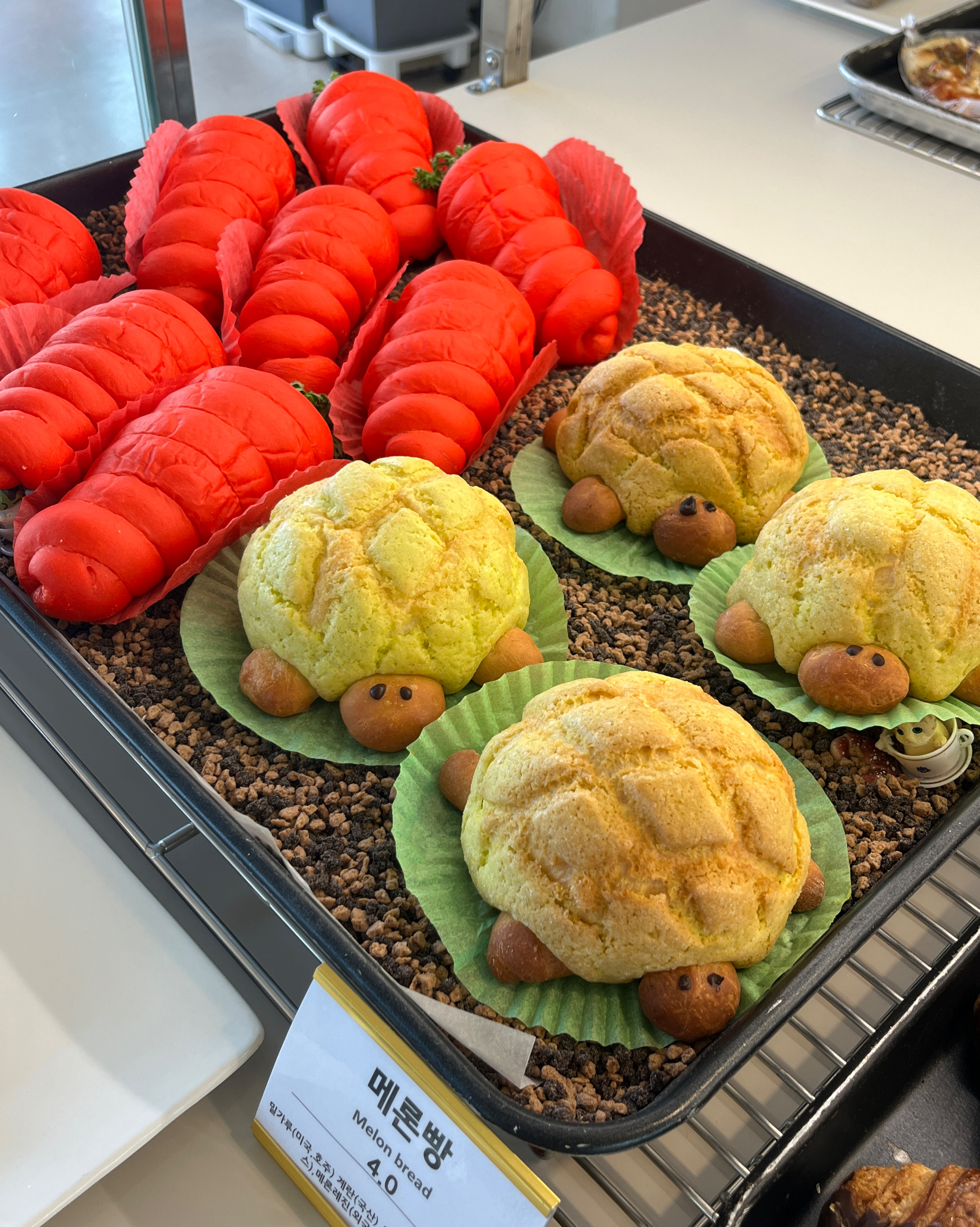 사장님께서 너무 친절히 안내해주셔서 기분좋게 주문했습니다! 빵이 종류도 다양하고 맛도 있어