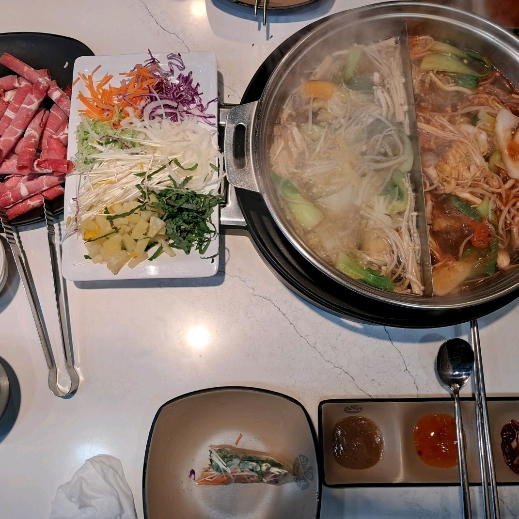 올때마다 느끼는건데 항상 깨끗하게 할려고 야채흘린거 바로 치워 주시고 야채 넘