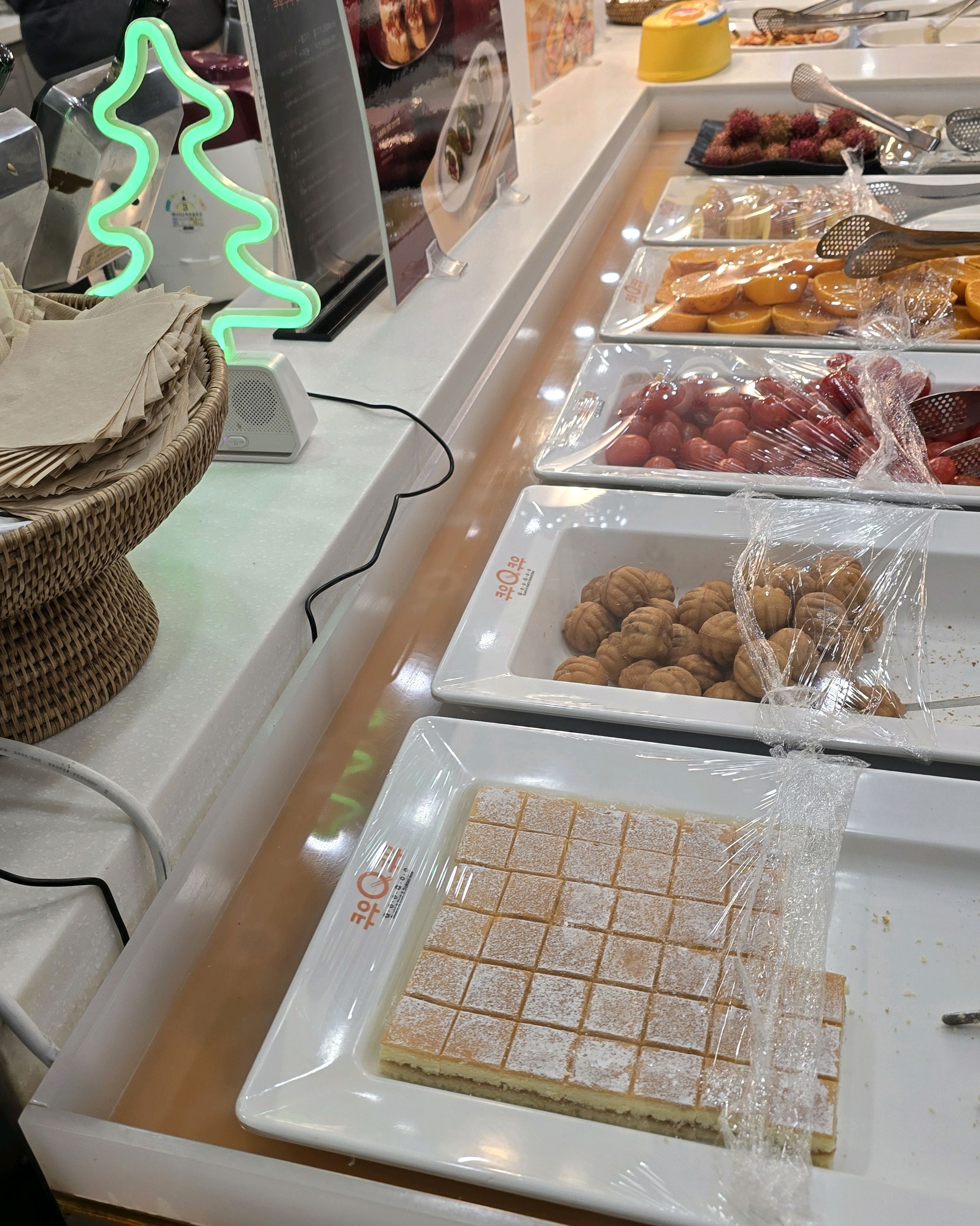 맛있고 초밥크기는 작았지만 다양해서 좋았습니다. 초밥 만드는 사람 두어명이 계속 떠들면서