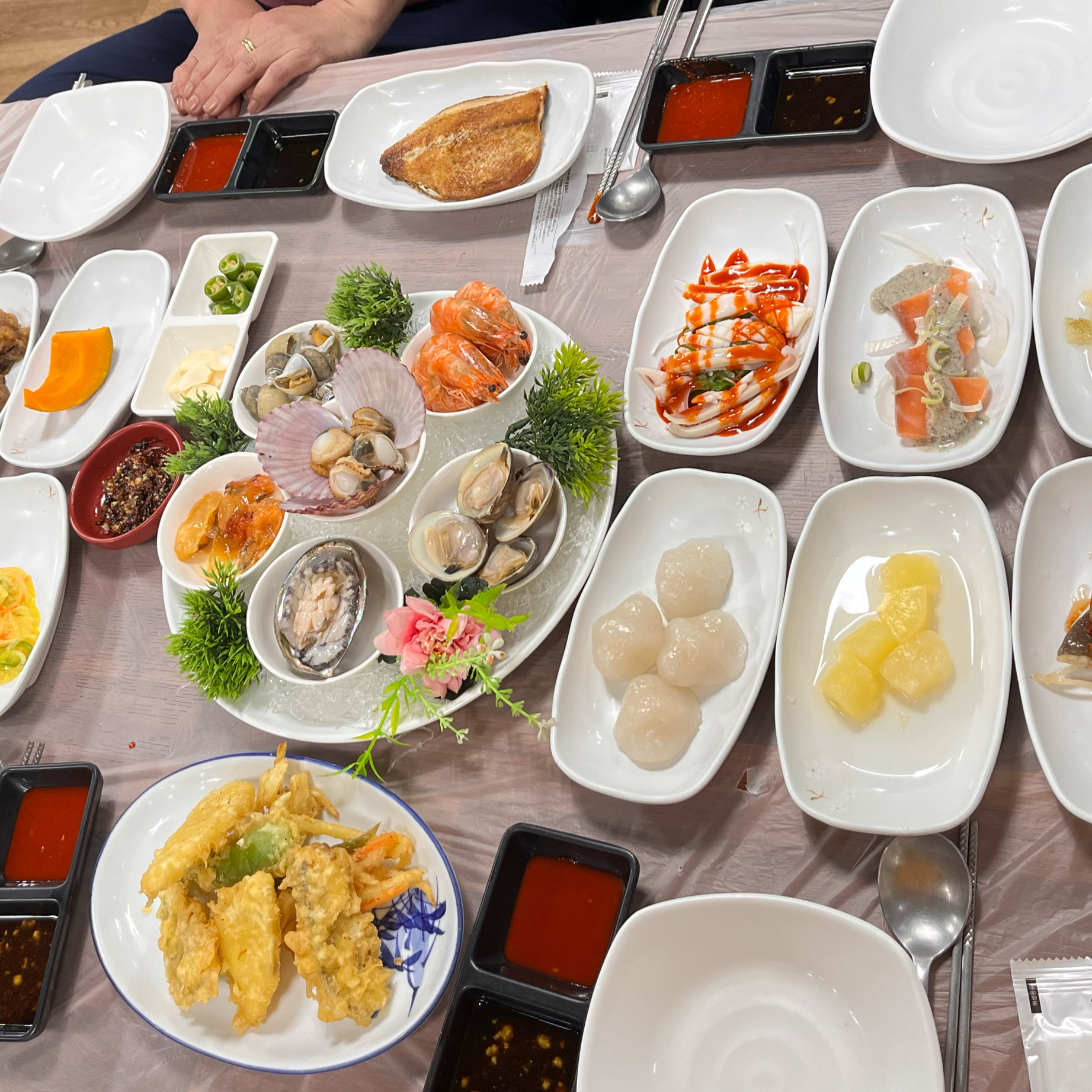 가족끼리 삼척 쏠비치로 놀러갔다가 대게거리가 궁금해서 배회하던중 싱싱한 게🦀들이 보이는 대
