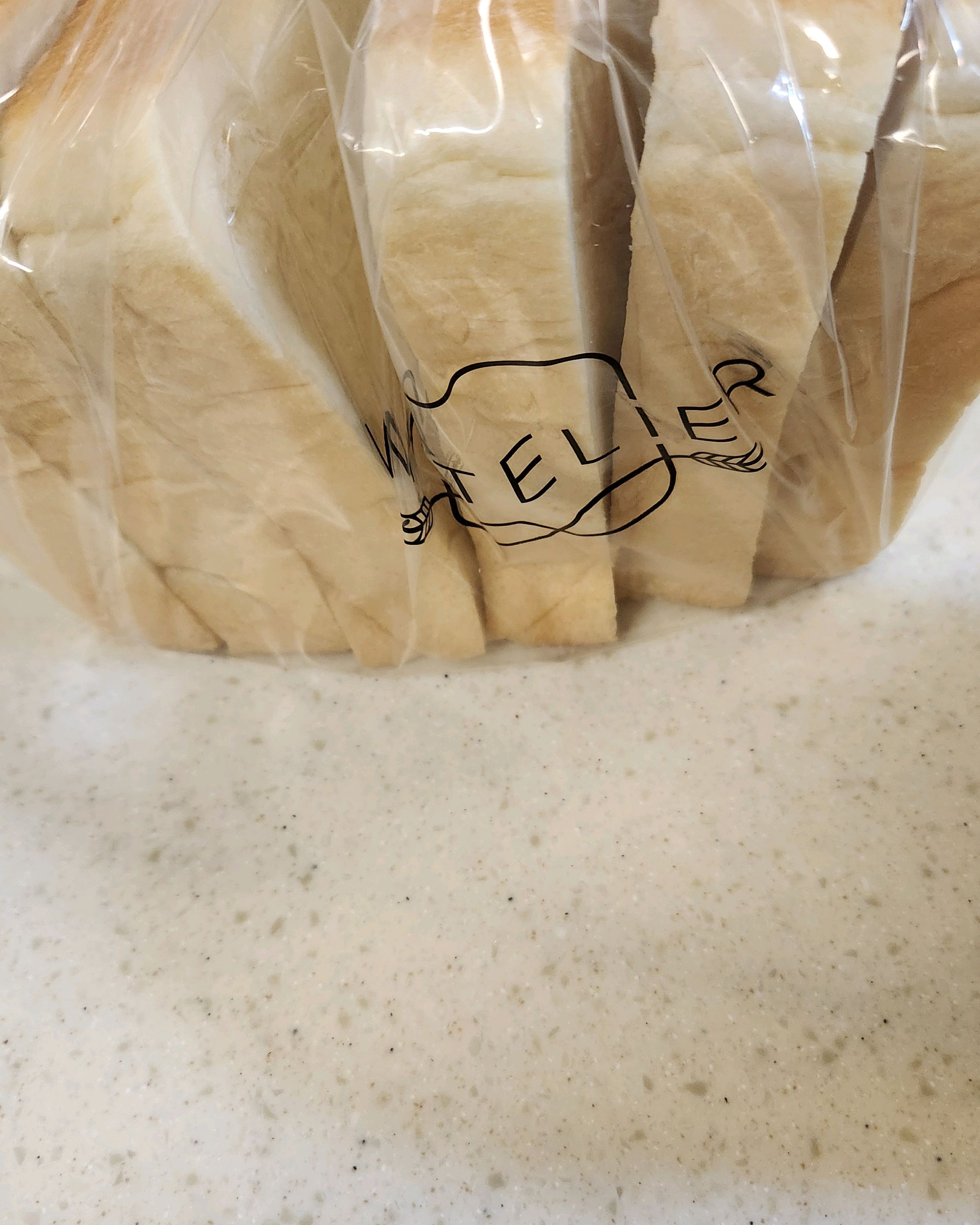 빵은 엄청 부드럽고 촉촉하고 잼 바르지 않아도 맛난데..비싸요~~~ - 구미 산동 맛집 화이트리에 구미산동점