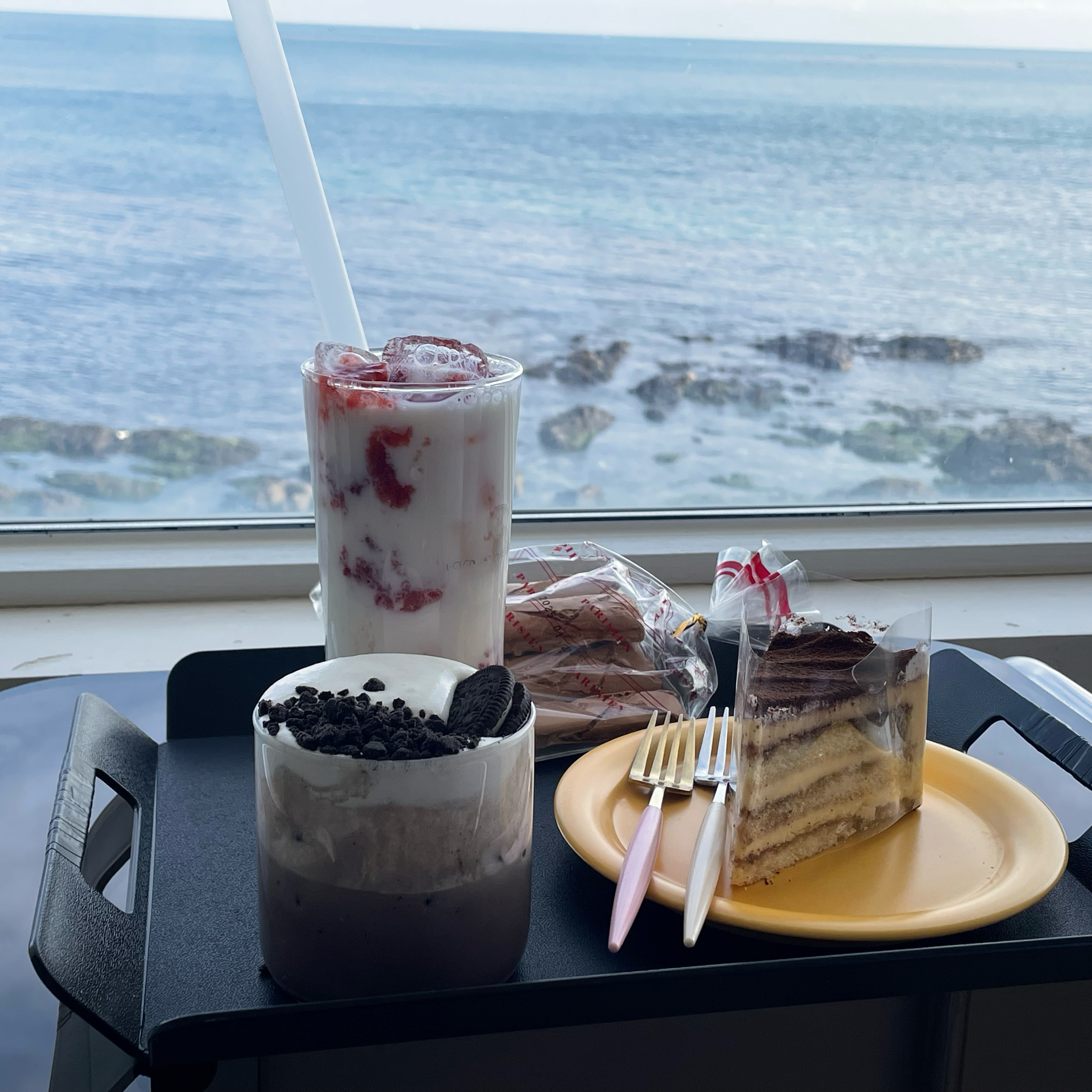 진짜 뷰맛집이고 딸기라떼랑 티라미수 너무 마싯어여ㅠㅠㅜ 완전 딸기라떼 맛집입니당 - 송정 맛집 룩앳더바리스타 송정 구덕포점