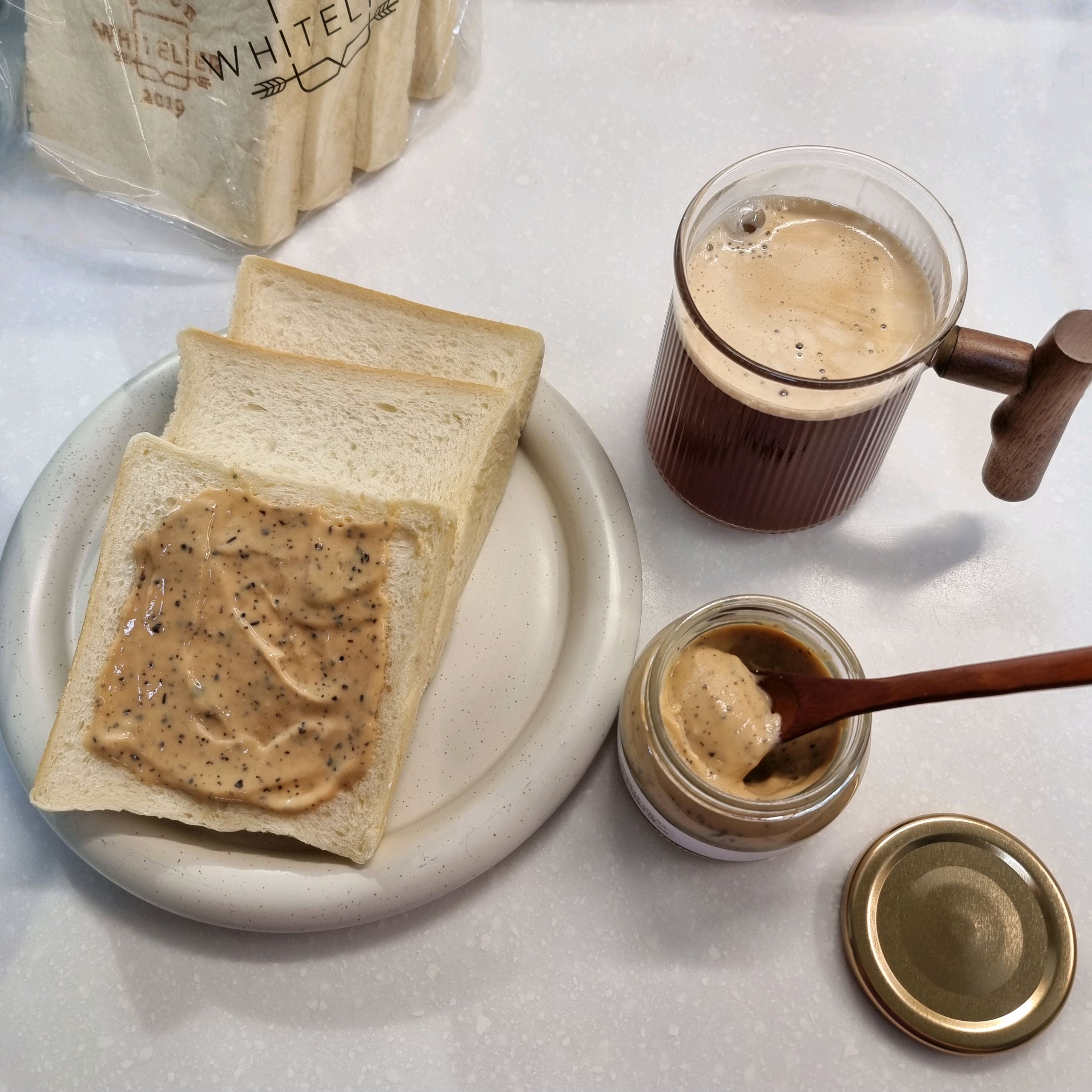 식빵만으로도 너무 고급스러워요. 부드럽고 고소하고 맛있는데 수제잼도 진짜 너무 맛있어요ㅠ