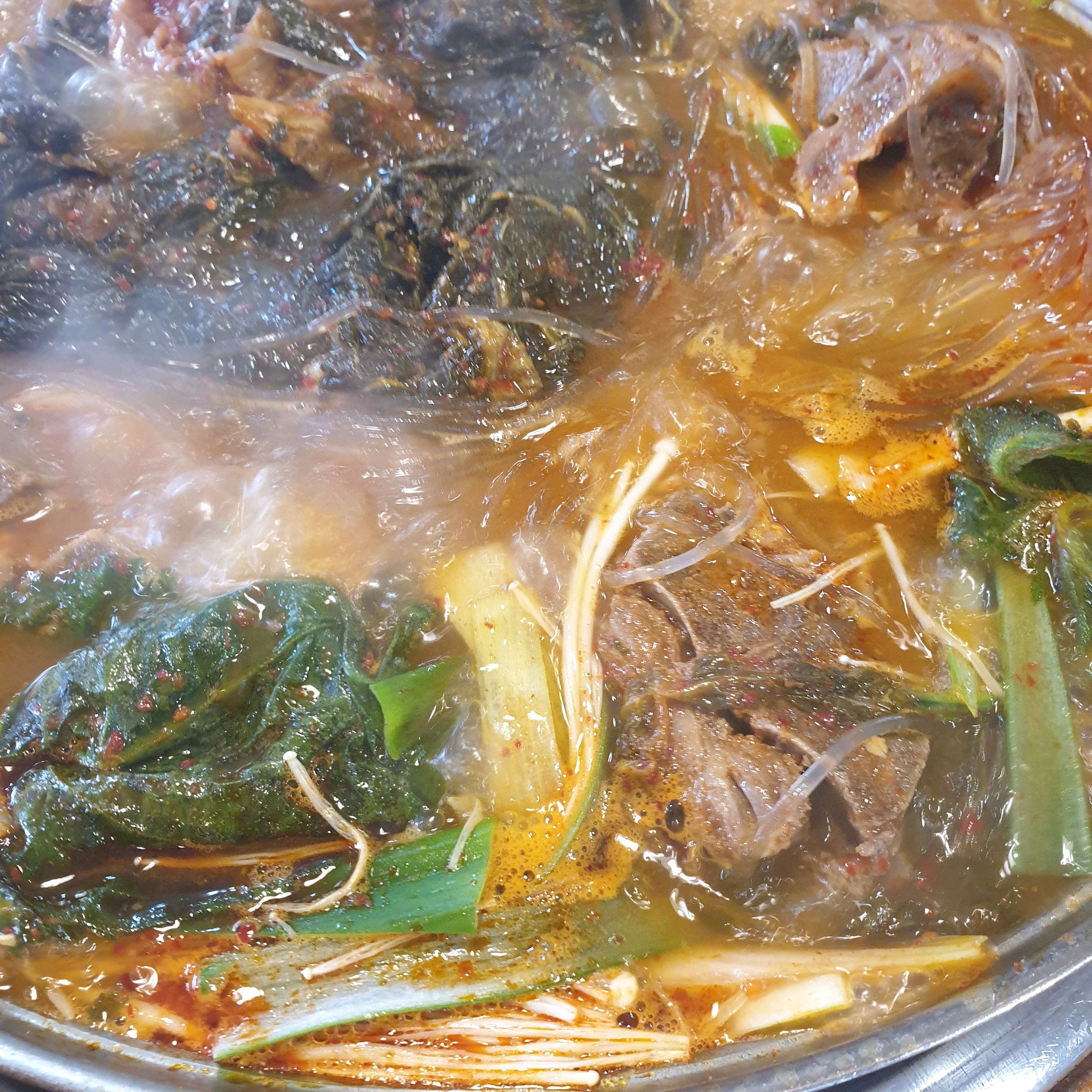 맛있게 잘 먹었습니다 깻잎이랑 목뼈 감자탕ㅇ이 얼큰하고 맛있어요 !!! - 천호동 맛집 맛나감자탕 명일점