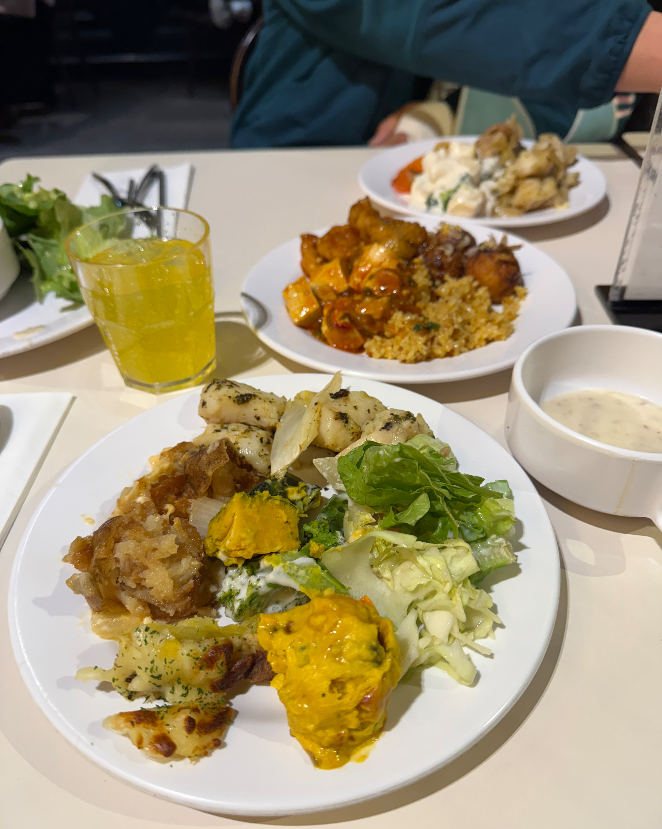 맛도 음식도 굿 사람정말 많아요 음식도 그래도 바로 채워져서 굿굿 - 수원터미널 맛집 애슐리퀸즈 NC 수원터미널점