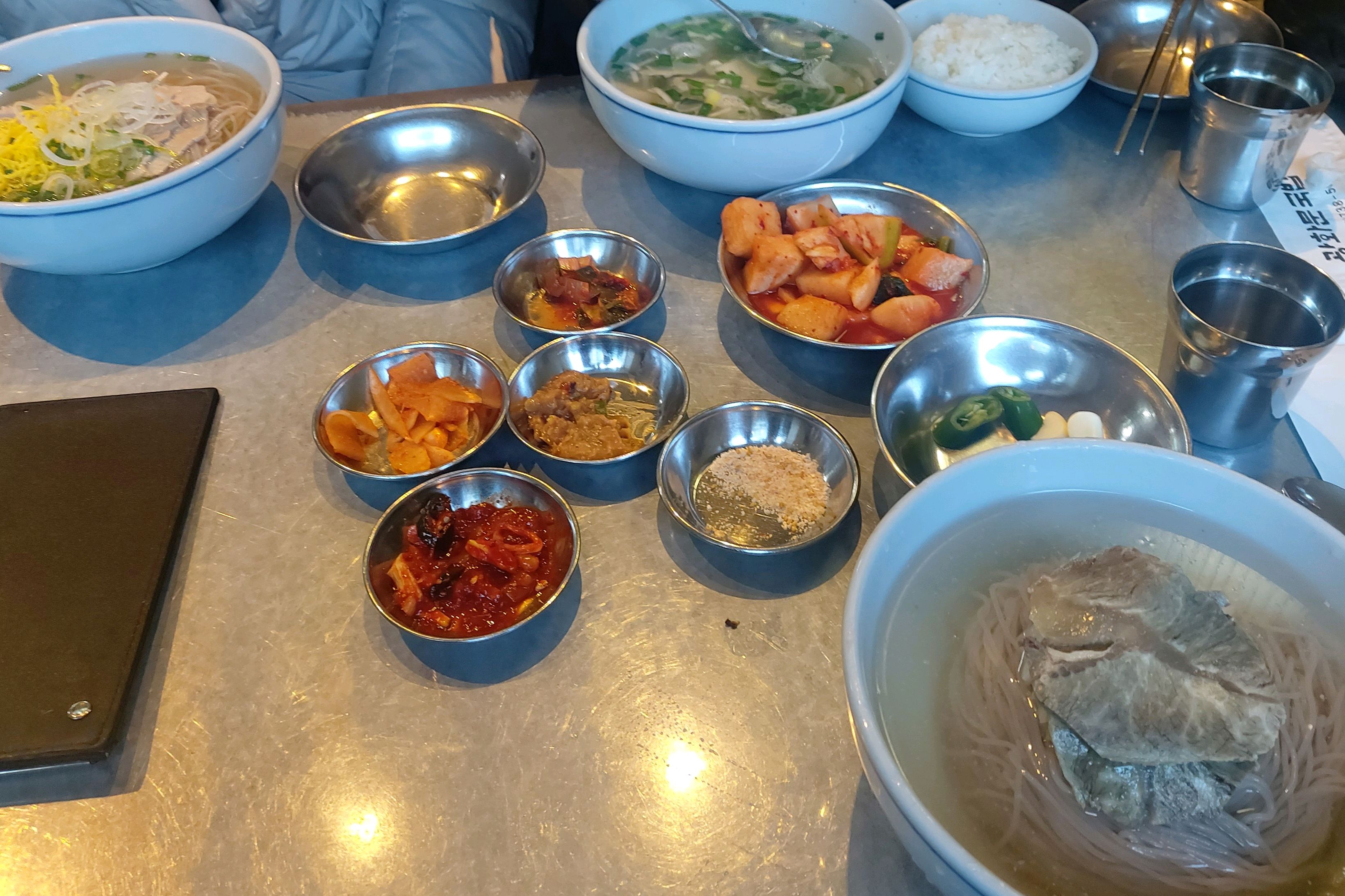 평일점심 약간의 웨이팅 국밥특인데 양이 많은건지는 모르겠고 깔끔합니다 특히 깍두기 맛있고