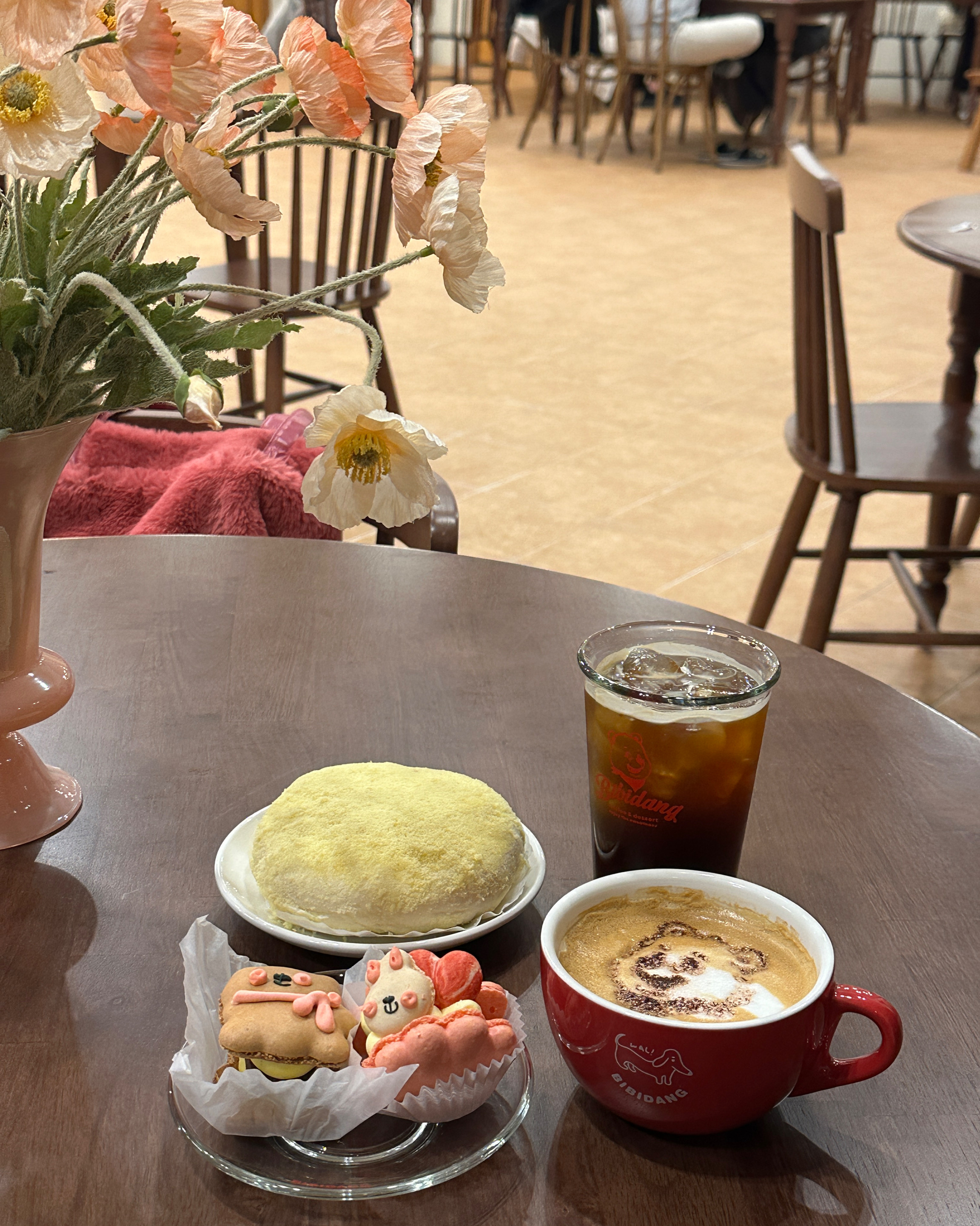 마카롱보다 기대 안하고 먹은 고구마카스테라베이글이 맛있더라구요!! ˊ°̮ˋ 아아는 제가 커