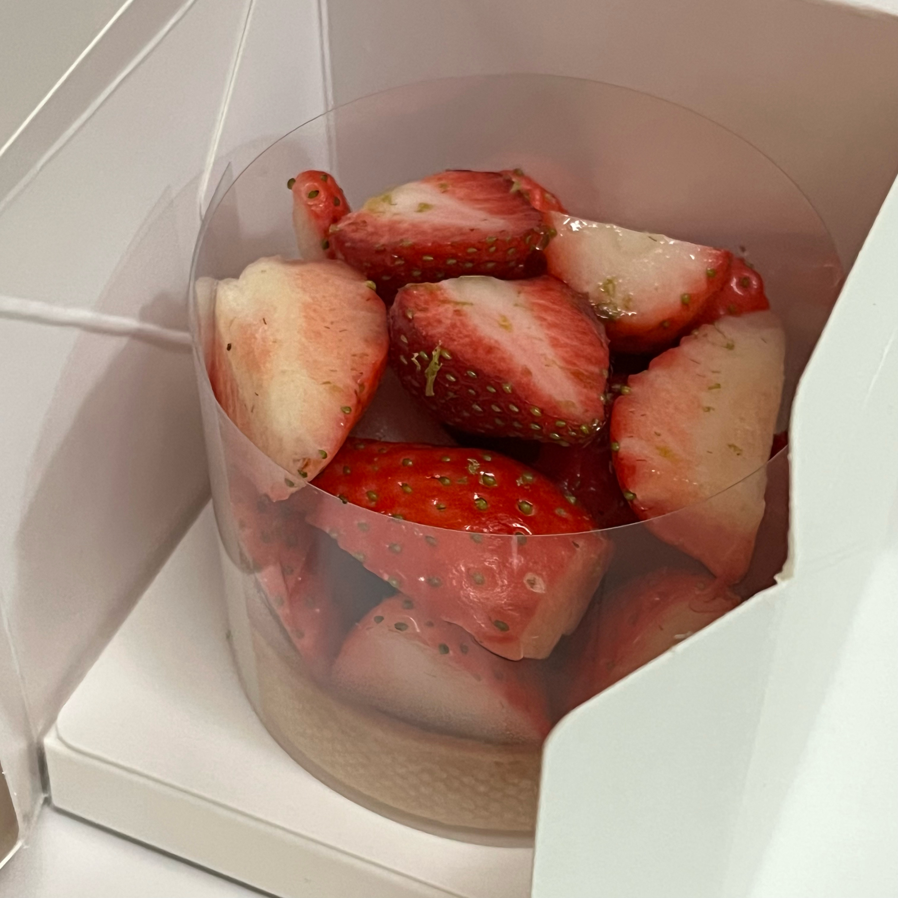 딸기 가득 올라간 딸기 라임 타르트🍓 과일 자체가 맛있어서 상큼+달콤합니다! 라임은 가운데