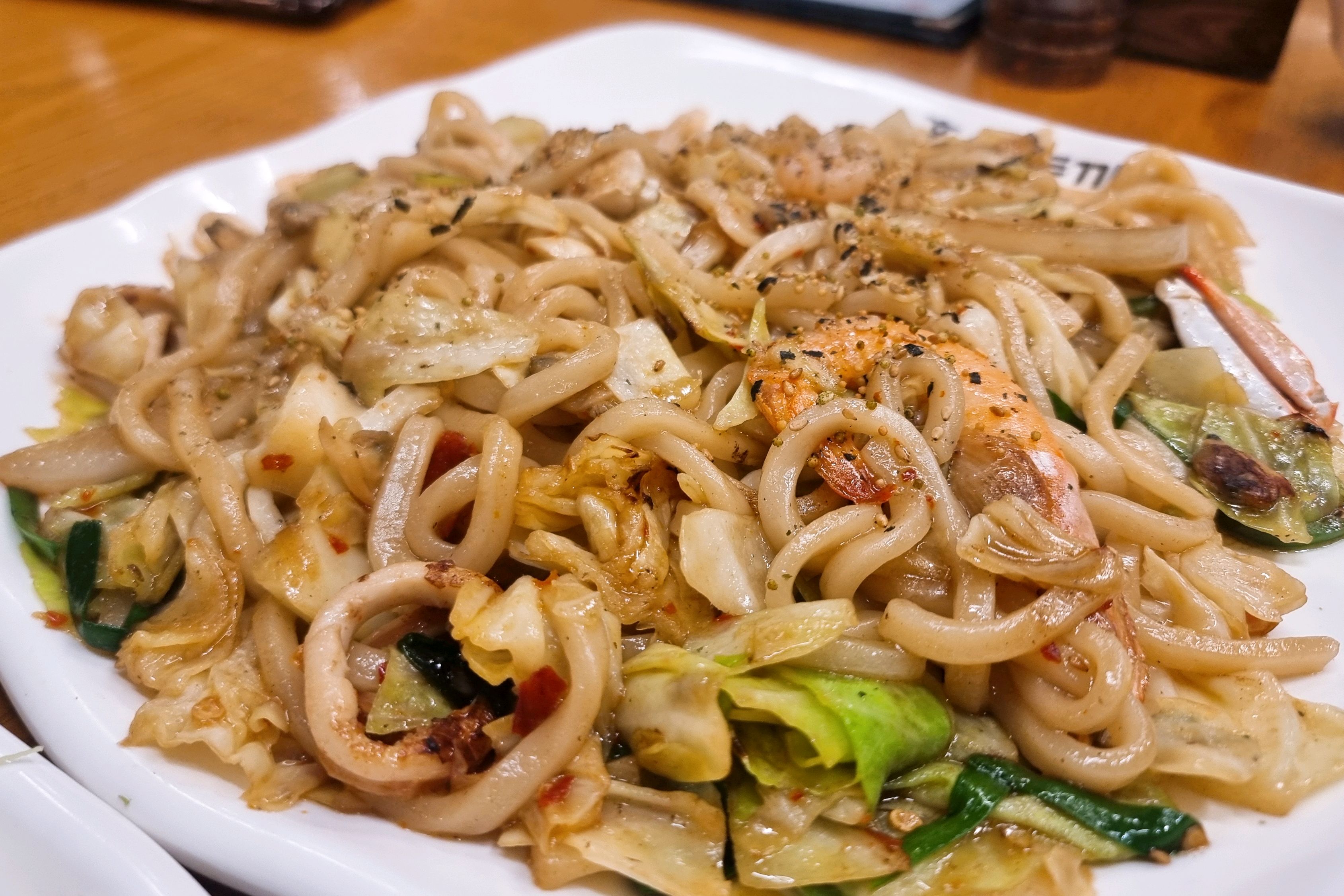 홍익돈가스에 왕 돈가스와 해물우동볶음은 - 월광수변공원 맛집 홍익돈까스 대구수변공원점
