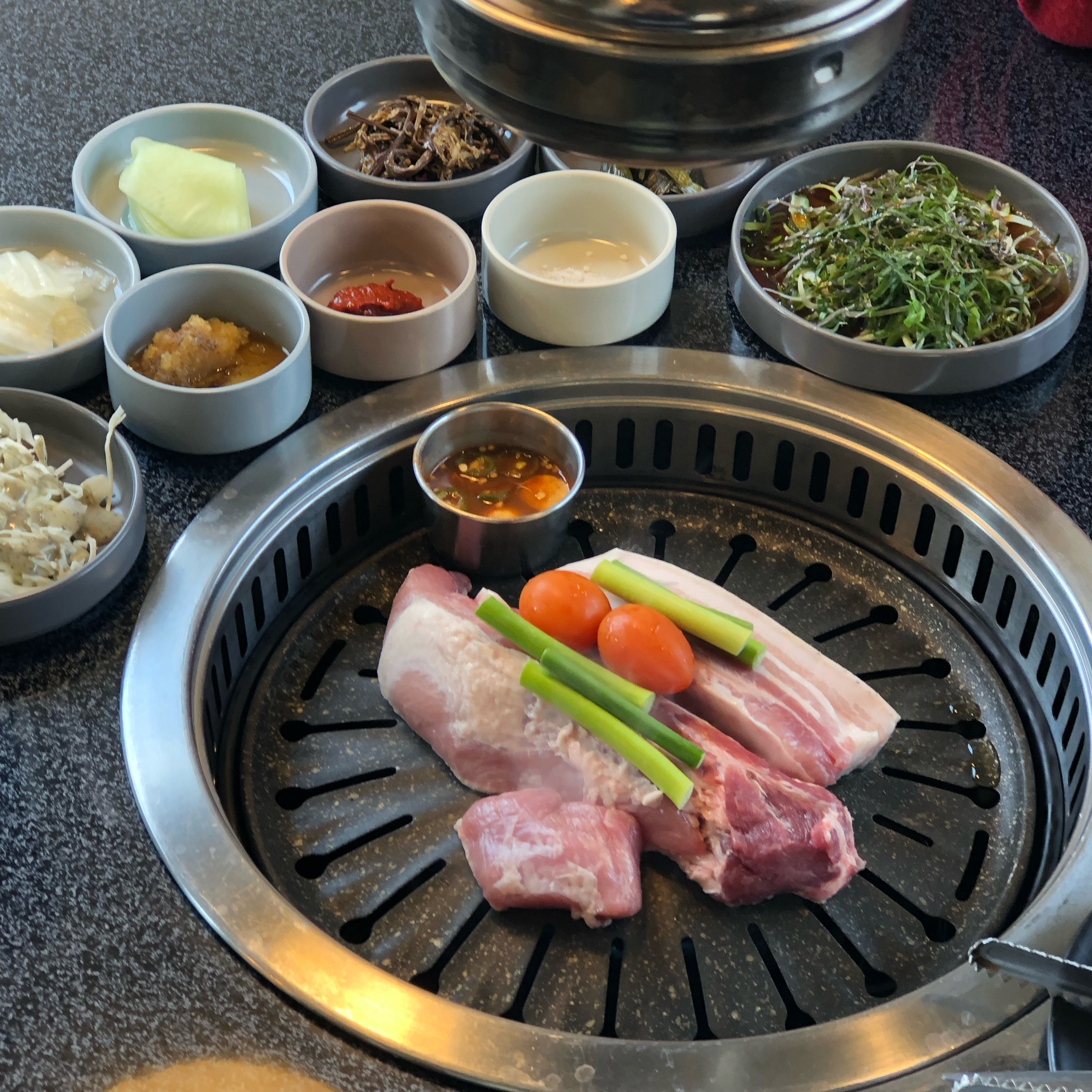 곁들일 소스가 많은 흑돼지집 - 제주 맛집 오직흑돼지 제주공항본점