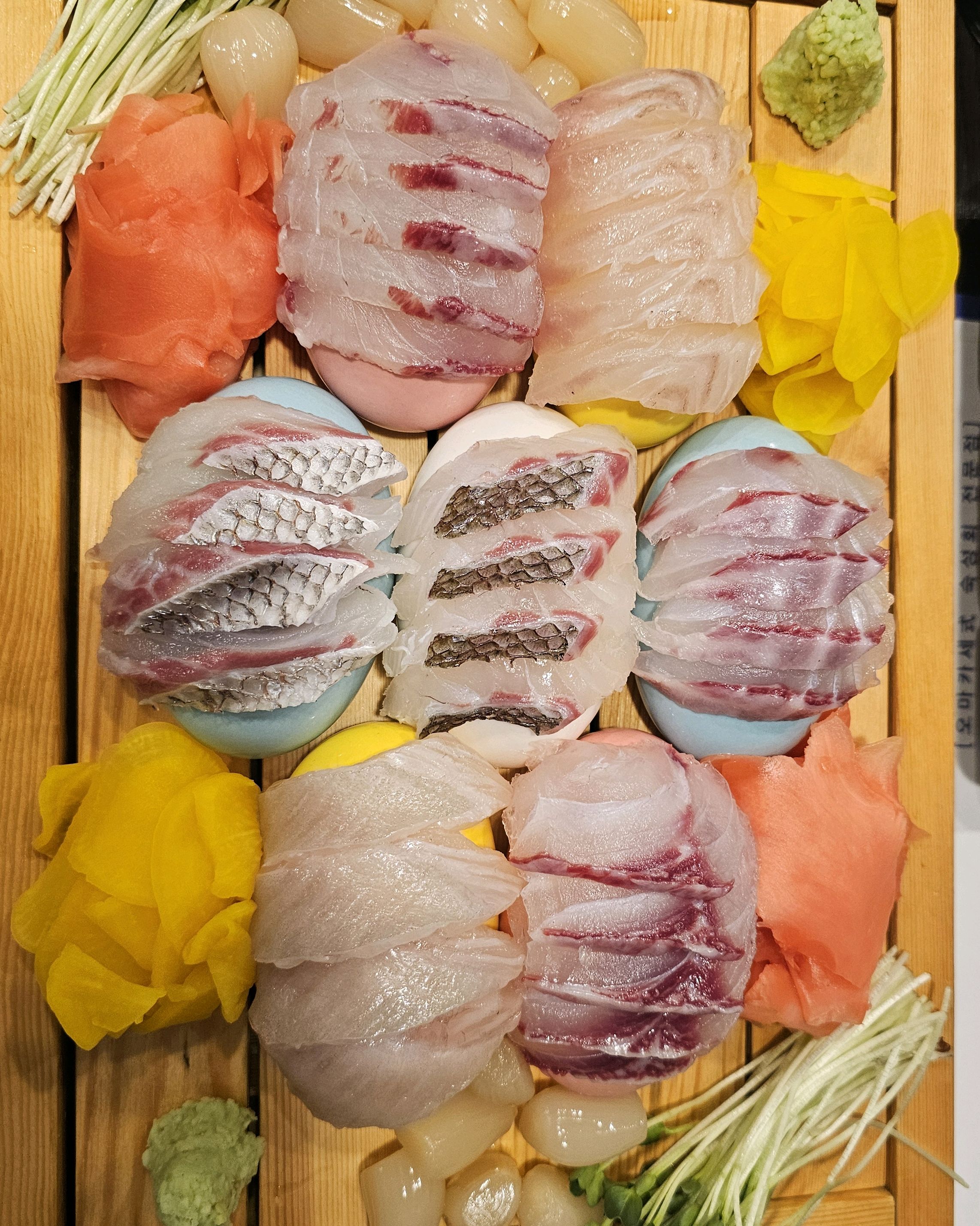숙성회에 소주 ~~~~ 잘 어울리네요 맛나게 잘 먹었습니다.... 전복회도 서비스로 주셔