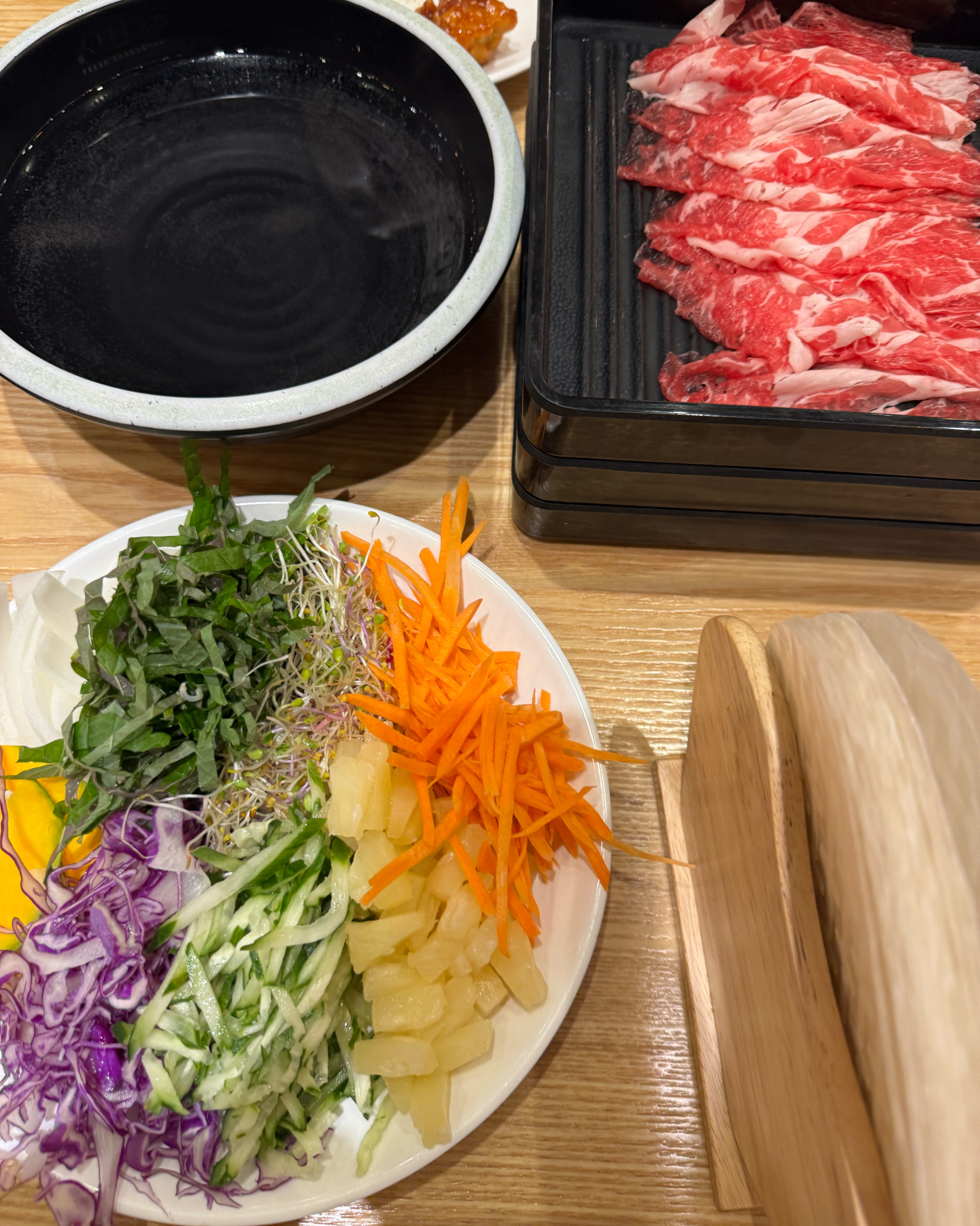 야채들이 너무 신선하고, 고기 상태도 좋았어요. 닭강정 맛집ㅎㅎ 육수도 야채넣고 우리니 국