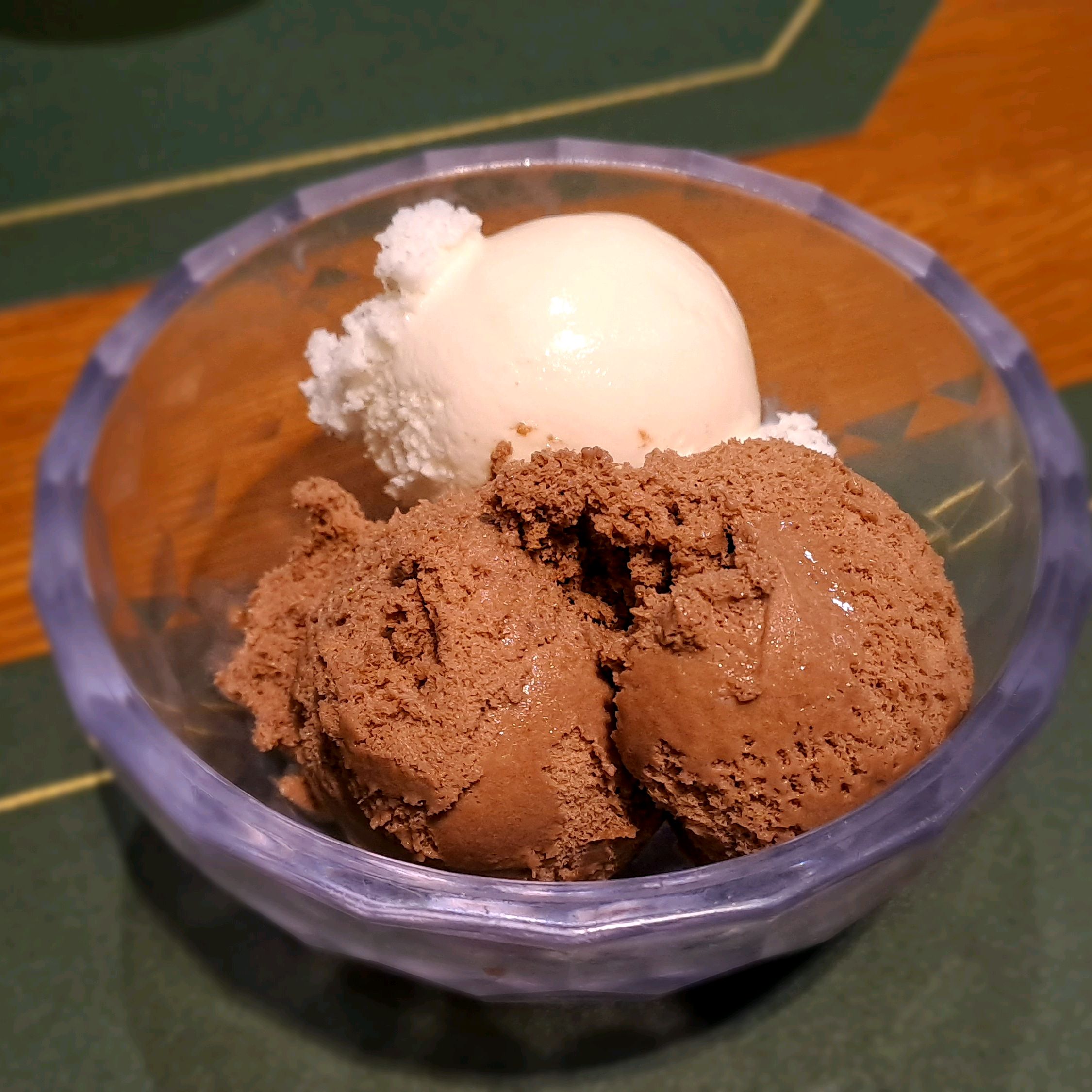 이번 겨울에 새로 나온 음식들 정말 맛있고 겉보기에도 고급스러워요. 피자도 맛있지만 하얀색