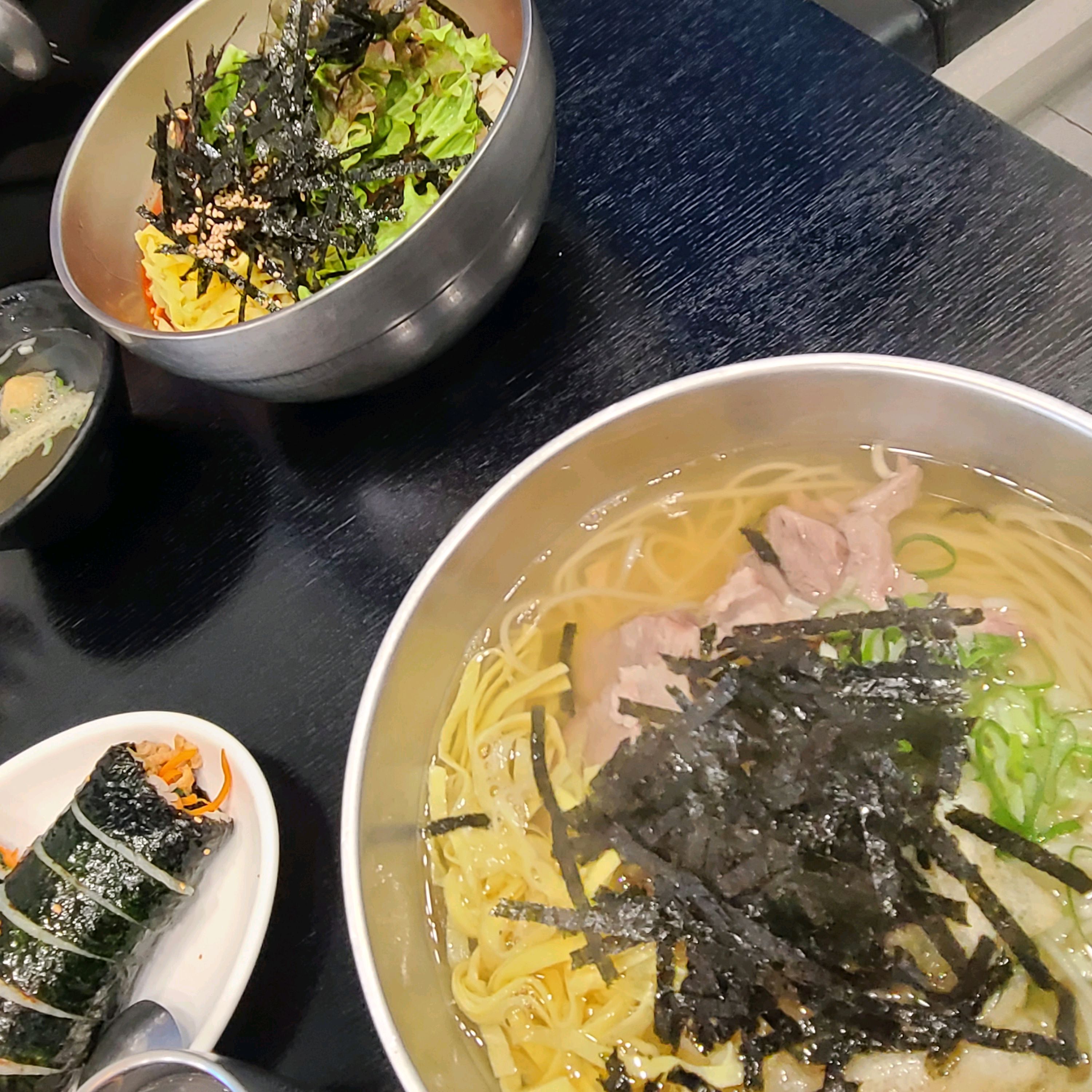 손님이 많아요~웨이팅하고 먹었어요~음식이 빨리 나오고 친절하고 맛있어요^^ 손님이 많은 이