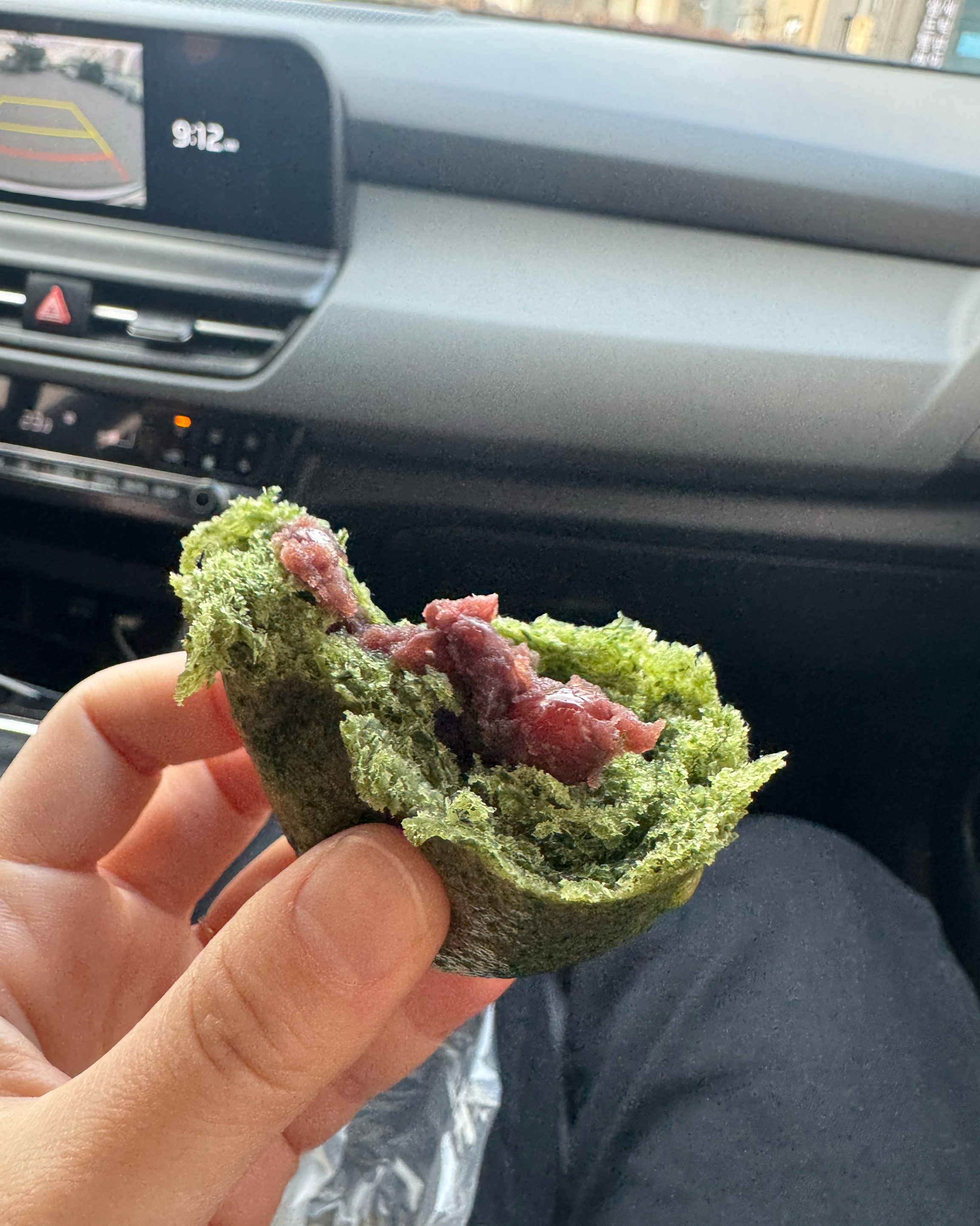 부모님 쑥빵 택배발송하려고 갔는데, 쑥향도 많이 나고 쫀뜩해서 정말 맛있었어요. 기본 보리