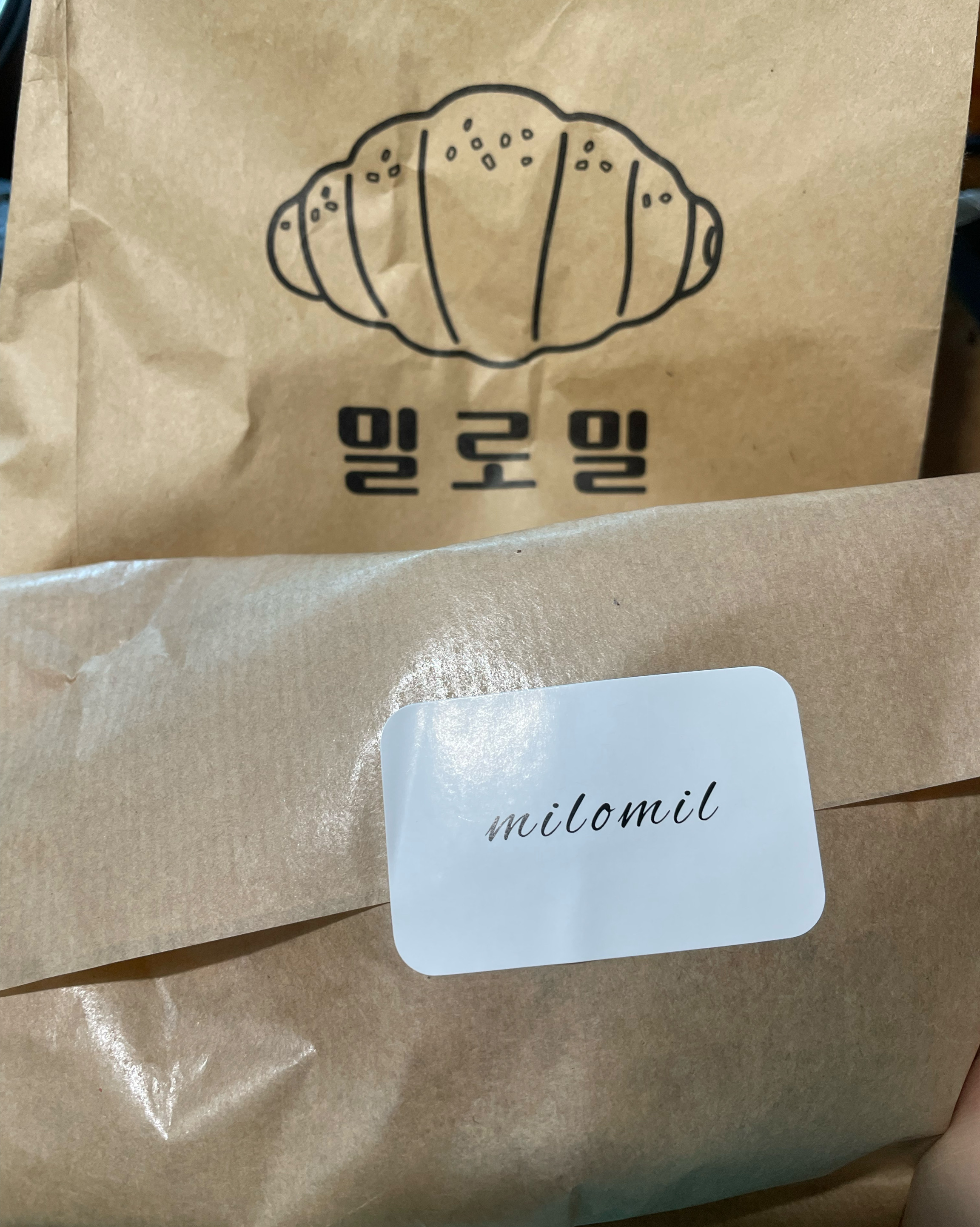 점심 먹고 방문했는데 품절된 빵들이 많았어요ㅠㅠ - 망원동 맛집 밀로밀