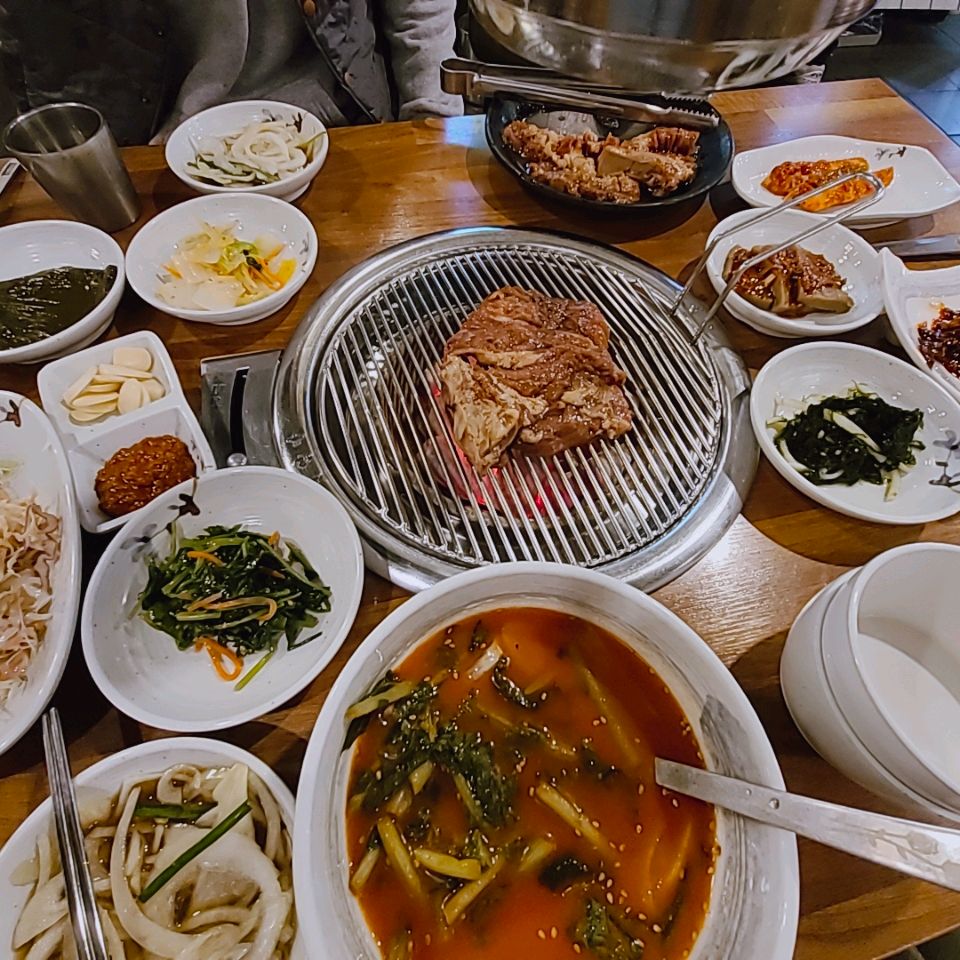 처음 갔을때 보다 가격이 좀 올랐지만 가격대비 밑반찬이 너무 잘 깔려서 잠실에서 일부러 찾