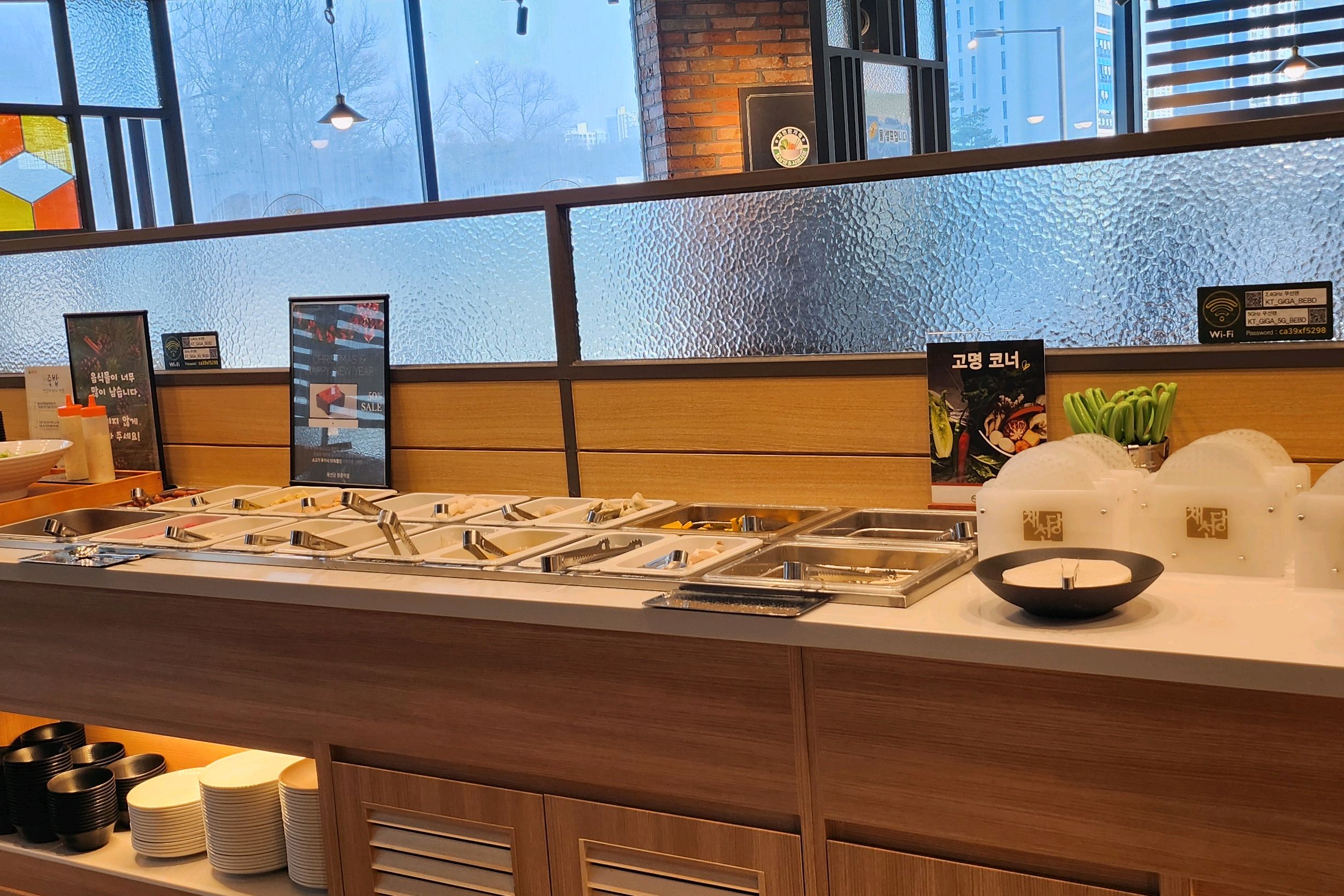 매장이 청결하고 음식이 신선해요. 맛있어요. 주차공간은 협소한 편이나 맞은편 마트에 주차하