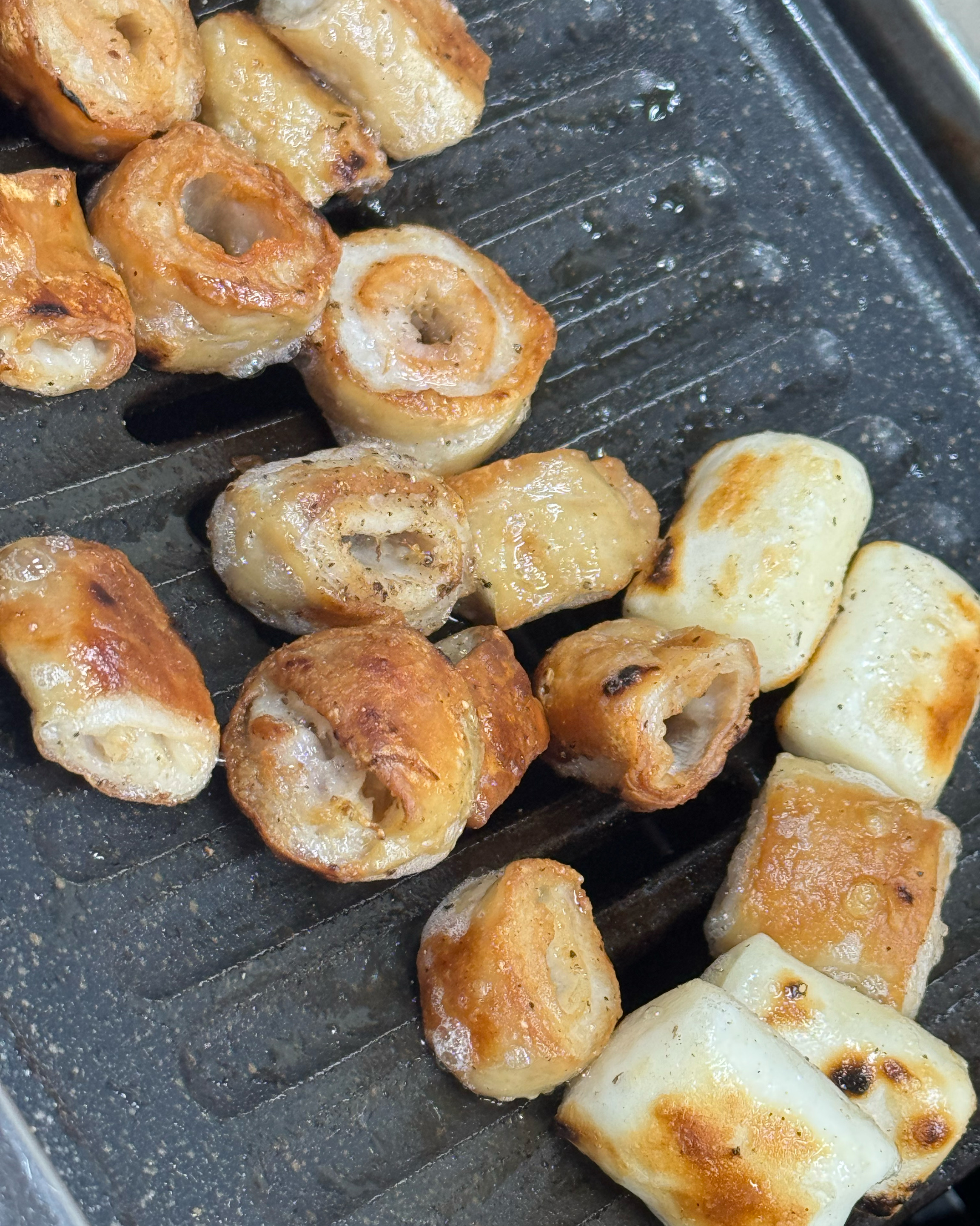 너무 맛있는 집이라 밤늦은 시간에도 사람이 계속 들어오네요 ㄷㄷㄷ 첨 가봤는데 넘 잘먹고