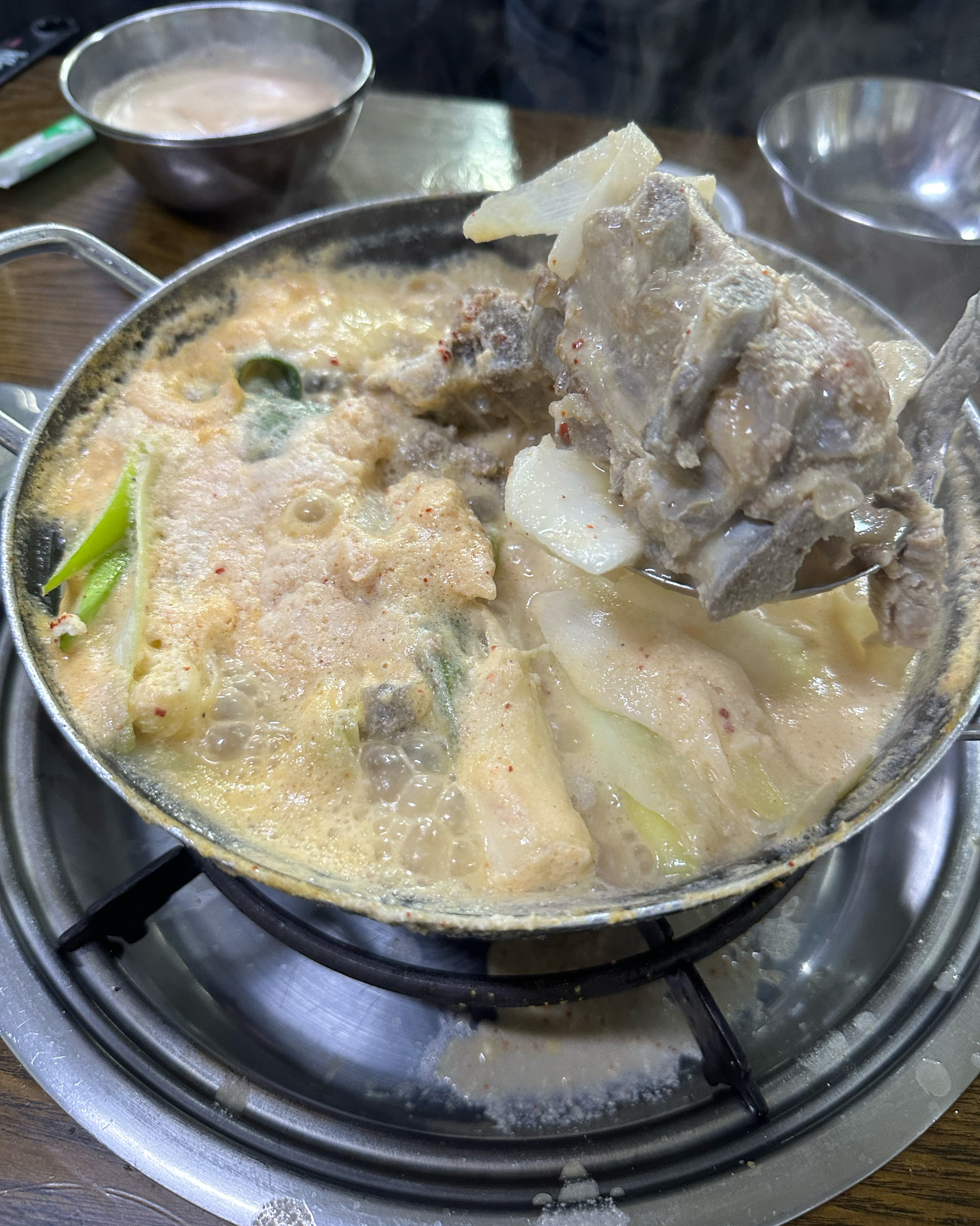 주변에서 계속 추천해줘서 갔는데 왜 추천해줬는지 알 수있어요. 감자탕이 자극적이지 않고 깔