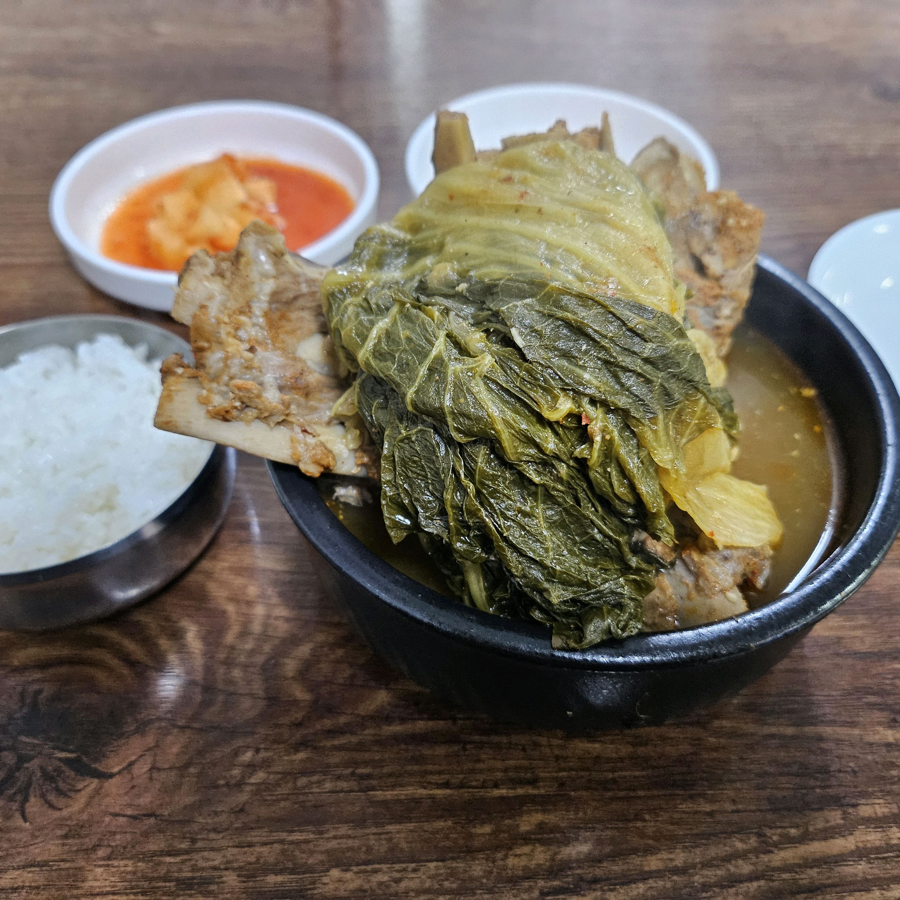 뼈해장국 특을 먹었고 실한 고기 3덩이 있었고 그릇은 작아보이나 생각보다 깊이있는 뚝배기여